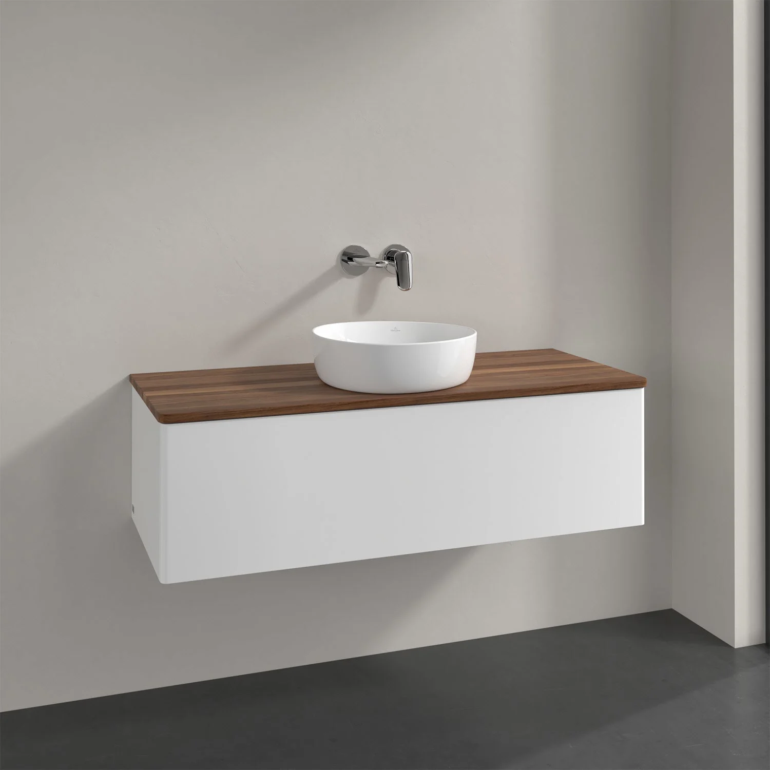 Biała umywalka z drewnianą powierzchnią w łazience, Villeroy & Boch