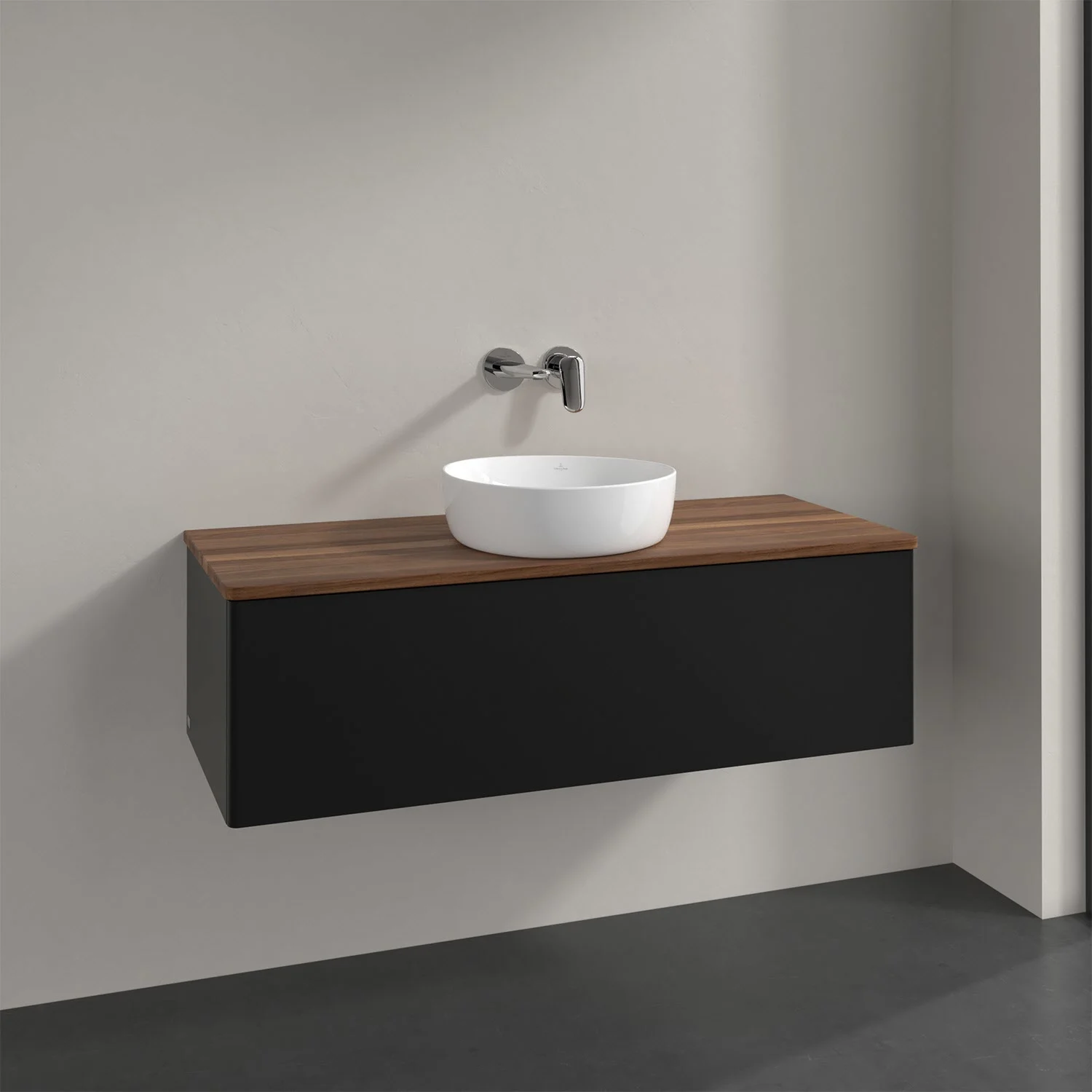 Czarna umywalka z baterią ścienną w łazience, Villeroy & Boch