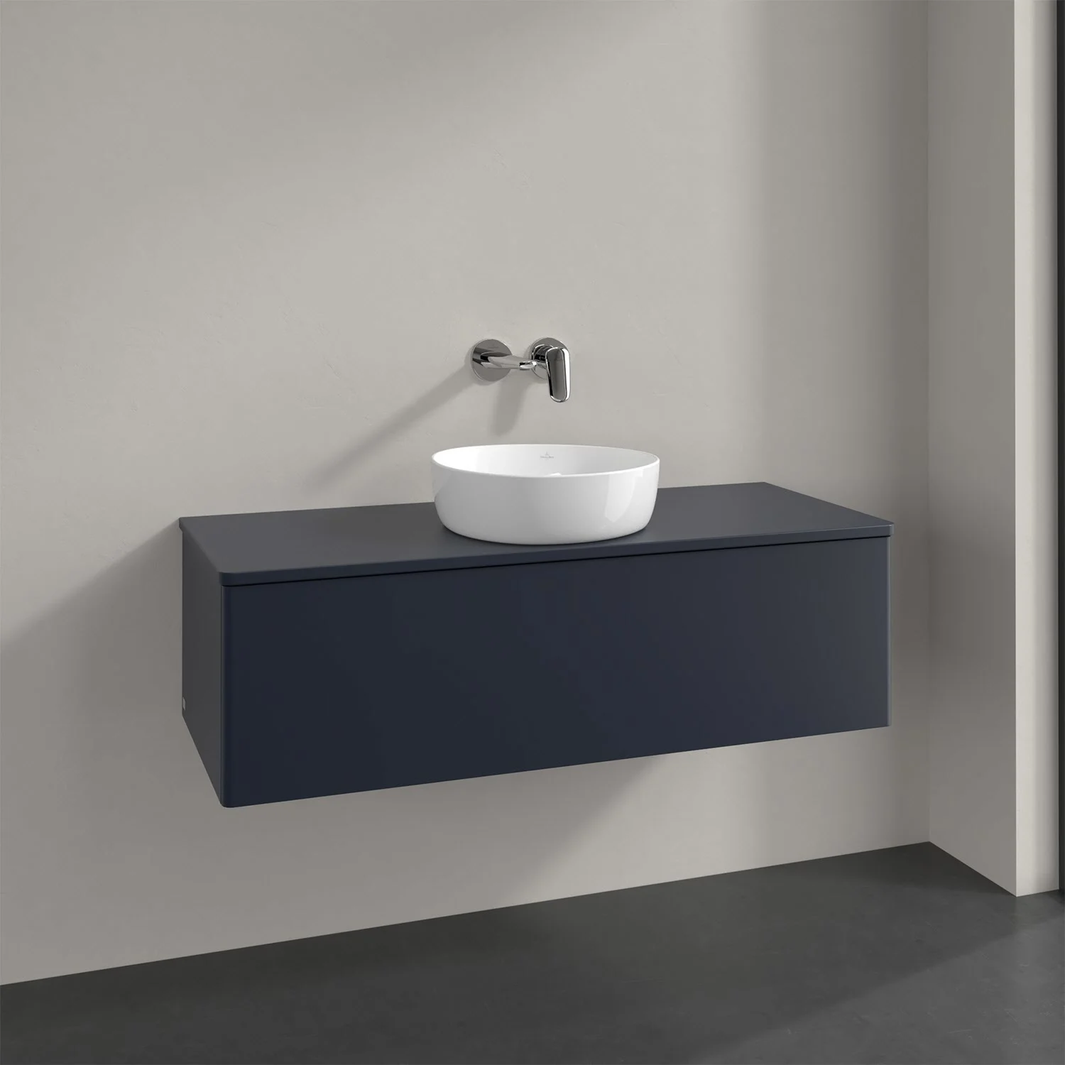 Ciemnoniebieskie meble łazienkowe z białą umywalką na ścianie, Villeroy & Boch