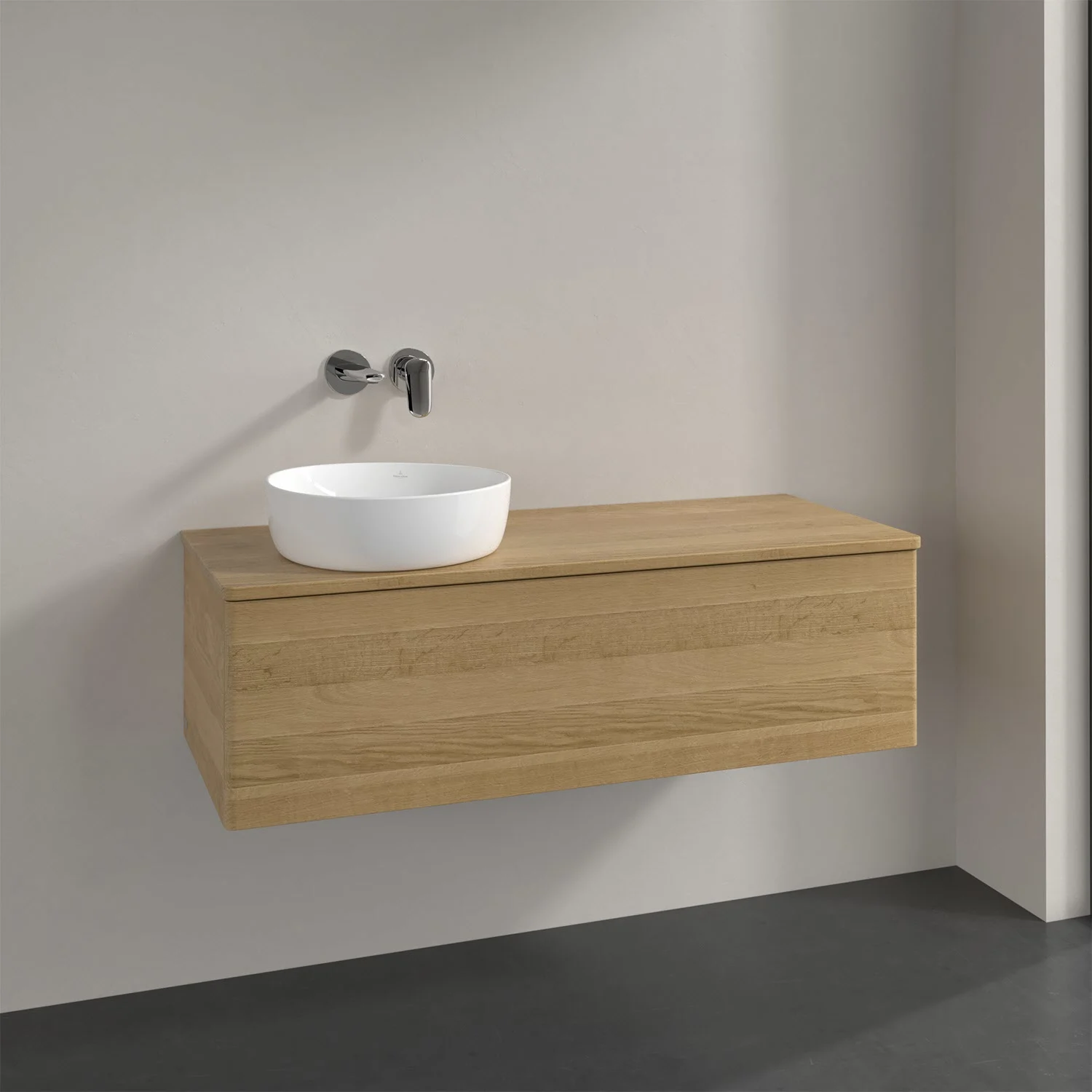 Drewniane meble łazienkowe z umywalką z bliska, Villeroy & Boch