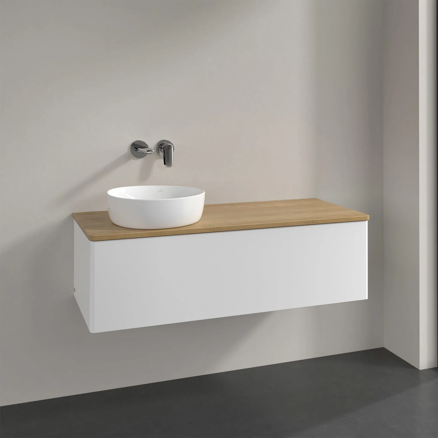 Białe meble łazienkowe z umywalką z bliska, Villeroy & Boch