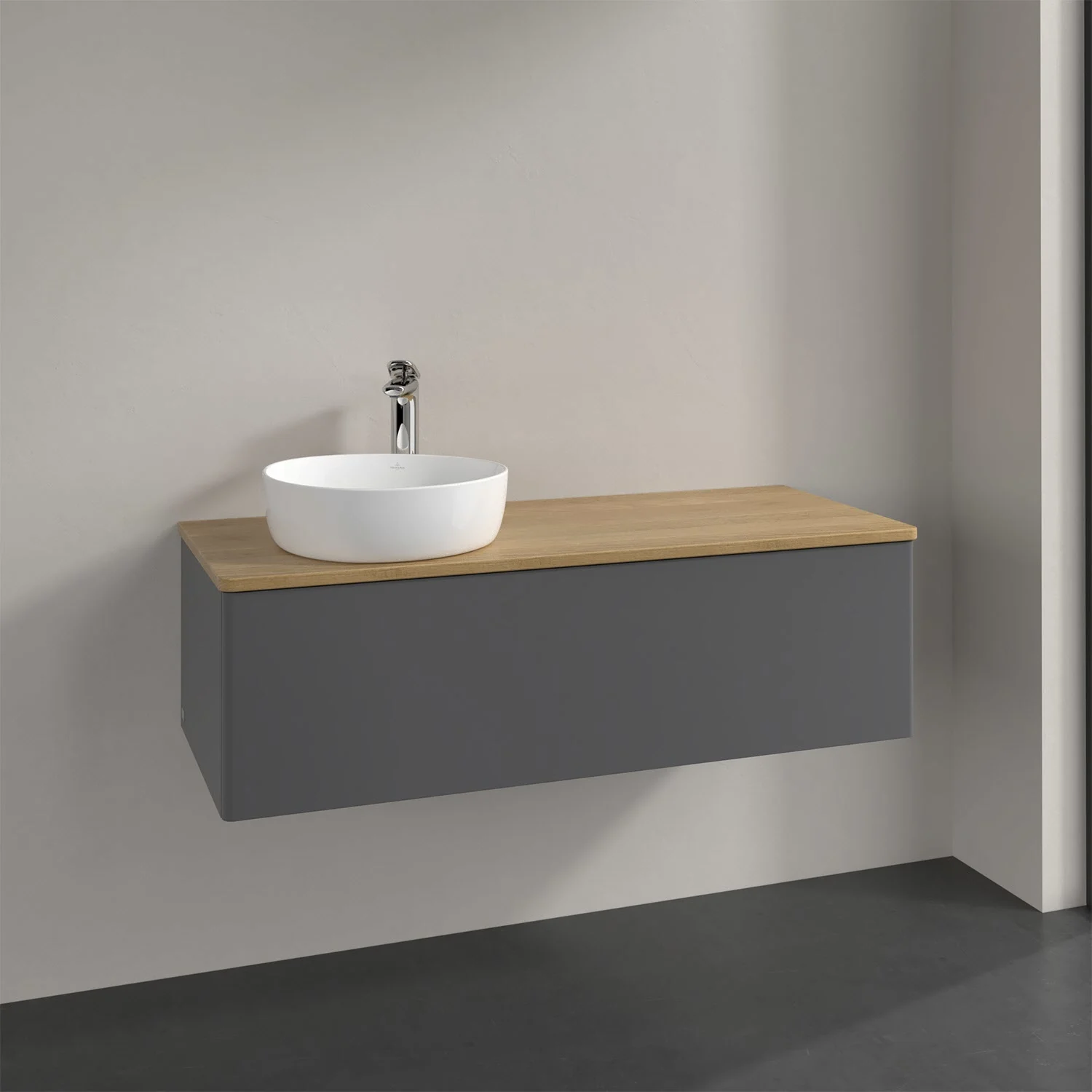 Szara umywalka z białą umywalką w łazience, Villeroy & Boch