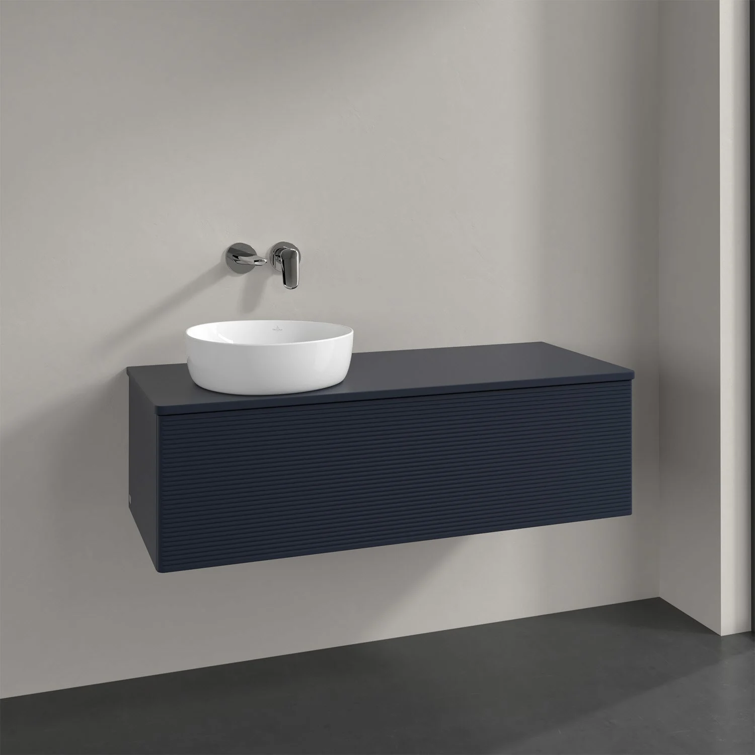 Ciemnoniebieskie meble łazienkowe z umywalką z bliska, Villeroy & Boch