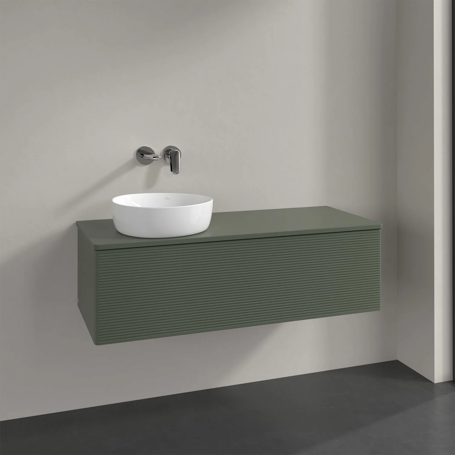 Umywalka z drewnianym blatem i zieloną umywalką, Villeroy & Boch