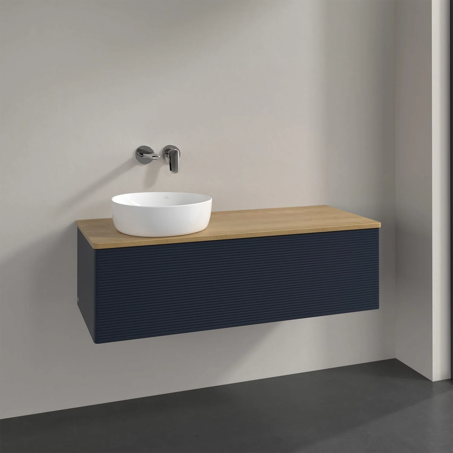 Umywalka z drewnianym blatem i ciemnoniebieską umywalką, Villeroy & Boch