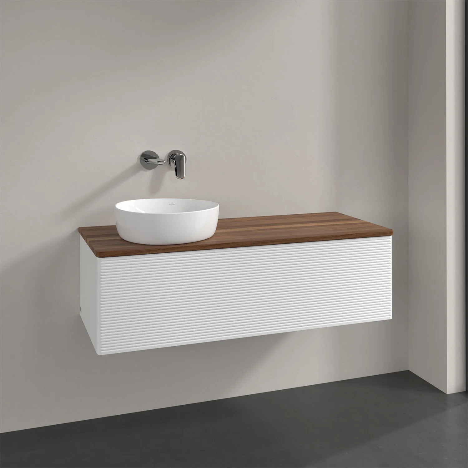 Umywalka z jasną drewnianą powierzchnią i białą umywalką, Villeroy & Boch