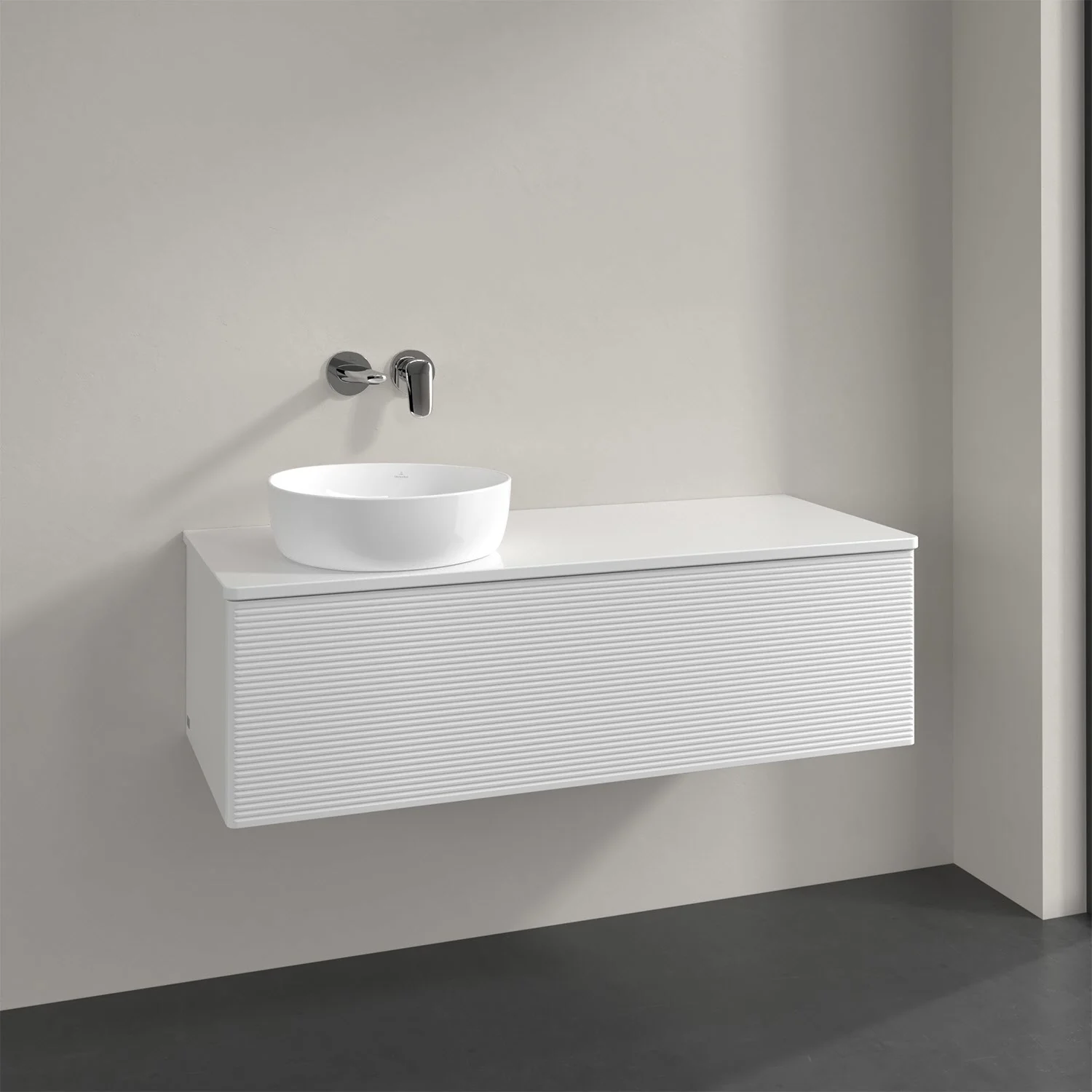Białe meble łazienkowe z białą umywalką na ścianie, Villeroy & Boch