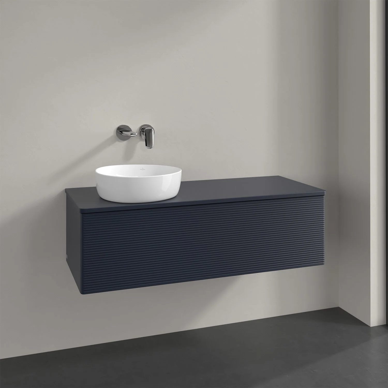 Ciemnoniebieska umywalka z białą umywalką, Villeroy & Boch