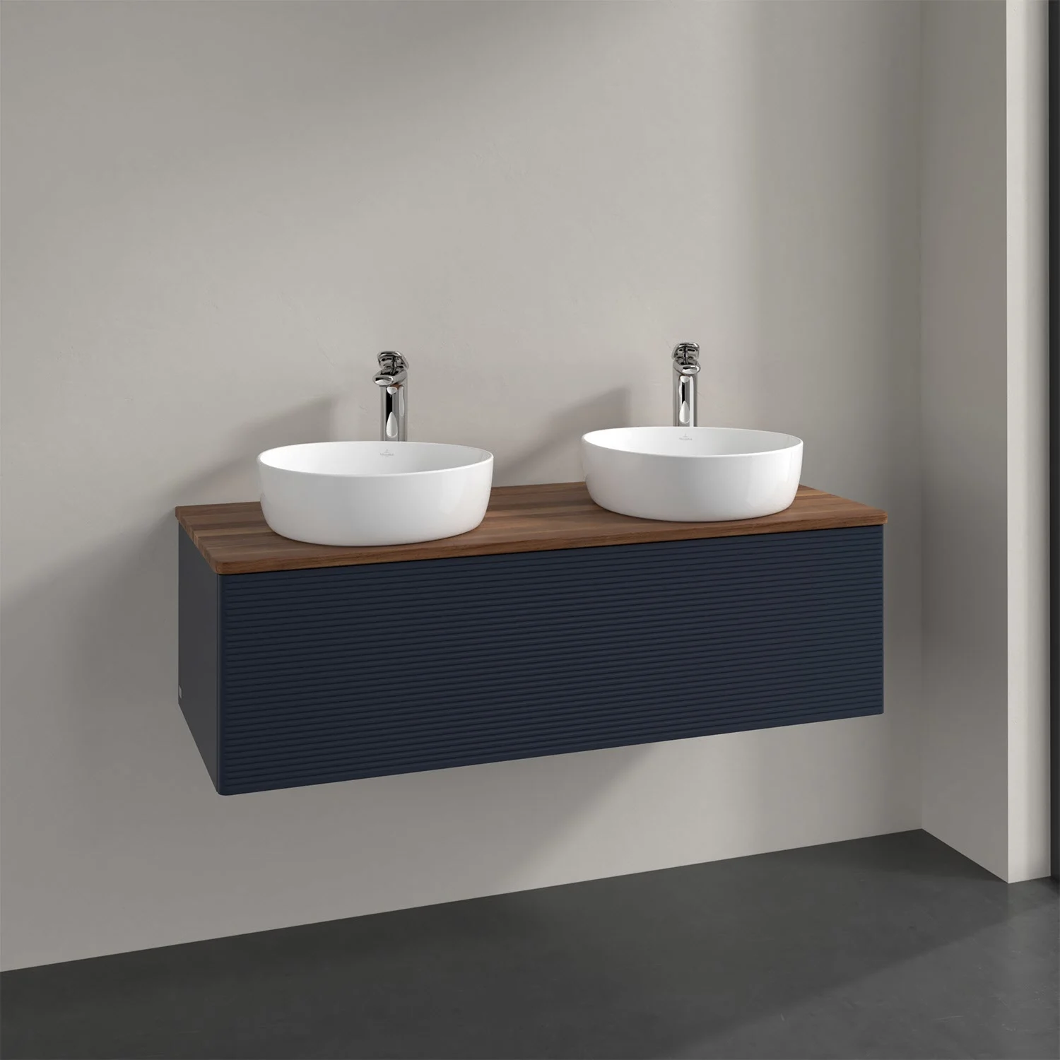 Podwójna umywalka z ciemnoniebieską szafką w łazience, Villeroy & Boch