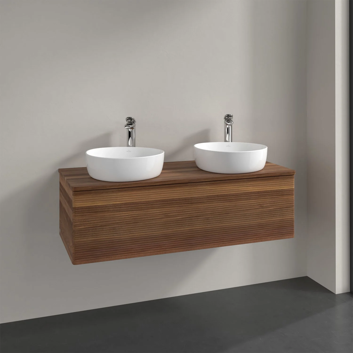 Podwójna umywalka z ciemną drewnianą szafką w łazience, Villeroy & Boch