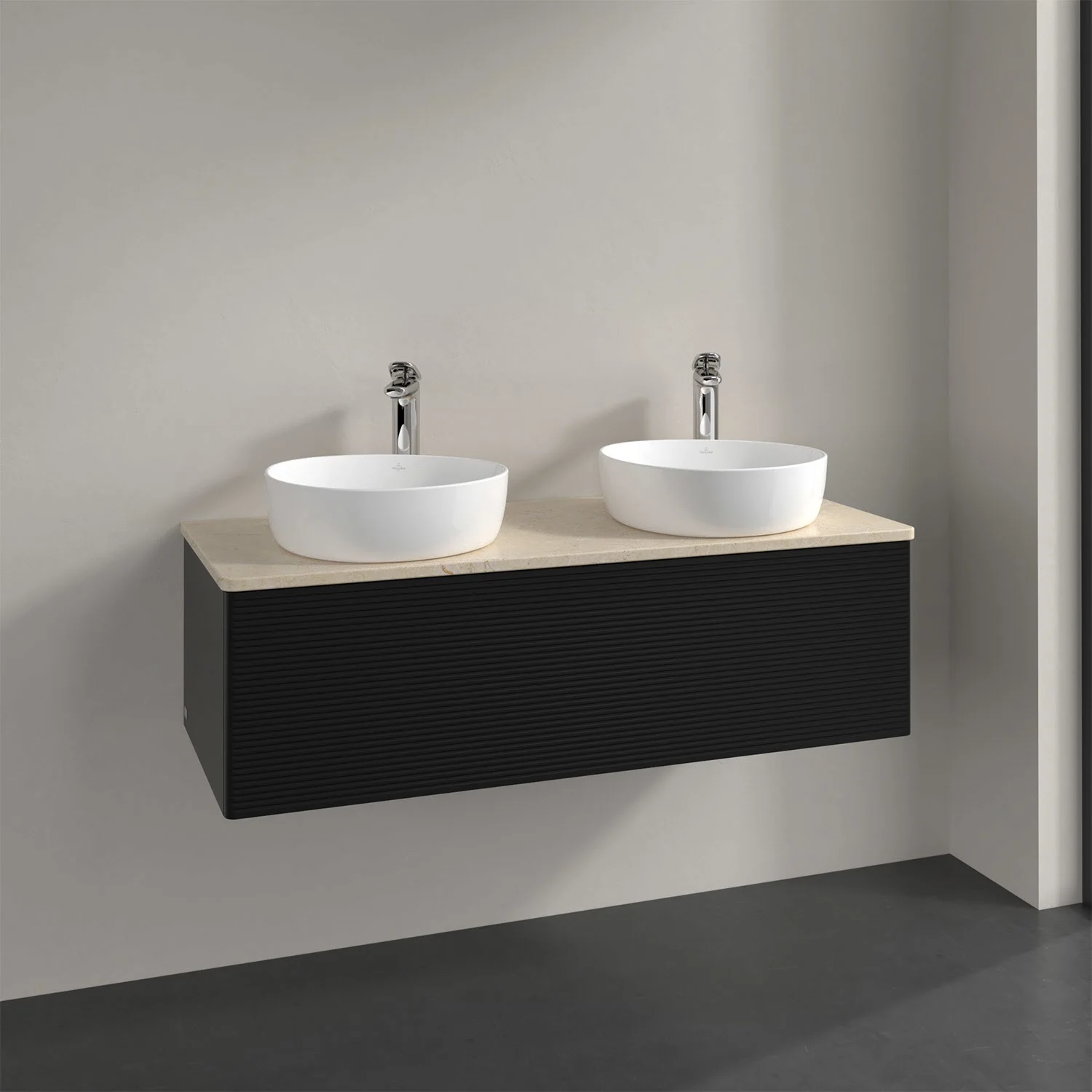 Czarna podwójna umywalka z bateriami ściennymi w łazience, Villeroy & Boch
