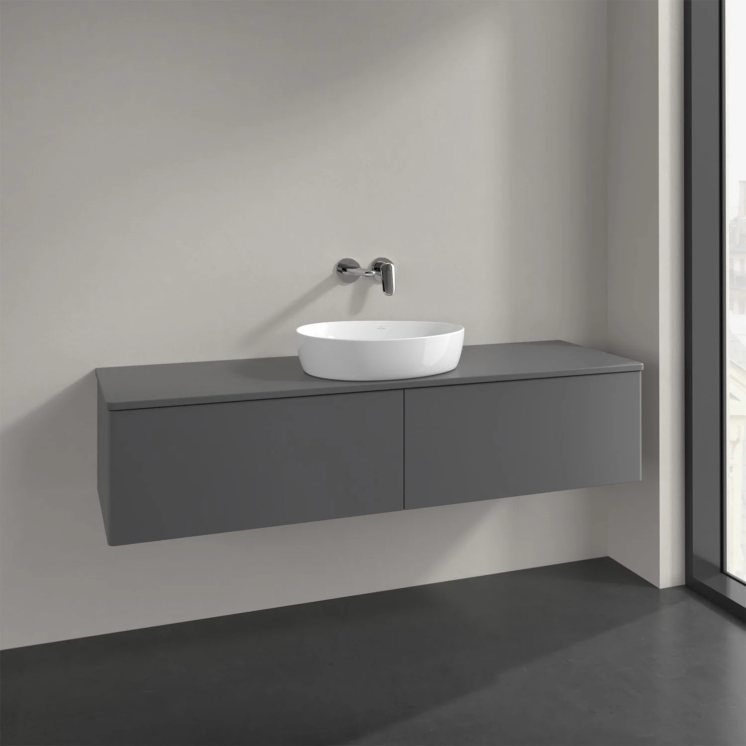 Szara umywalka z baterią ścienną w nowoczesnej łazience, Villeroy & Boch
