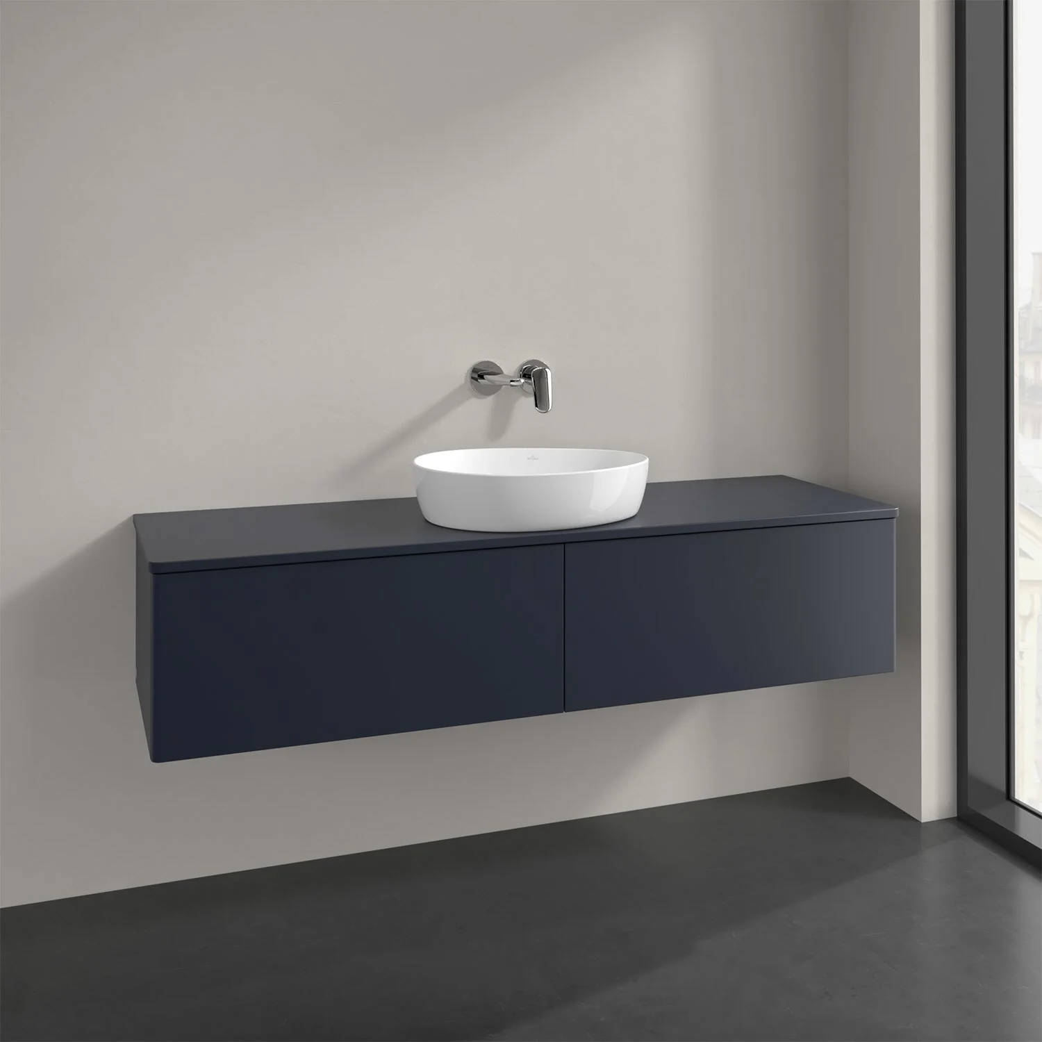 Ciemnoniebieskie meble łazienkowe z umywalką w zbliżeniu, Villeroy & Boch