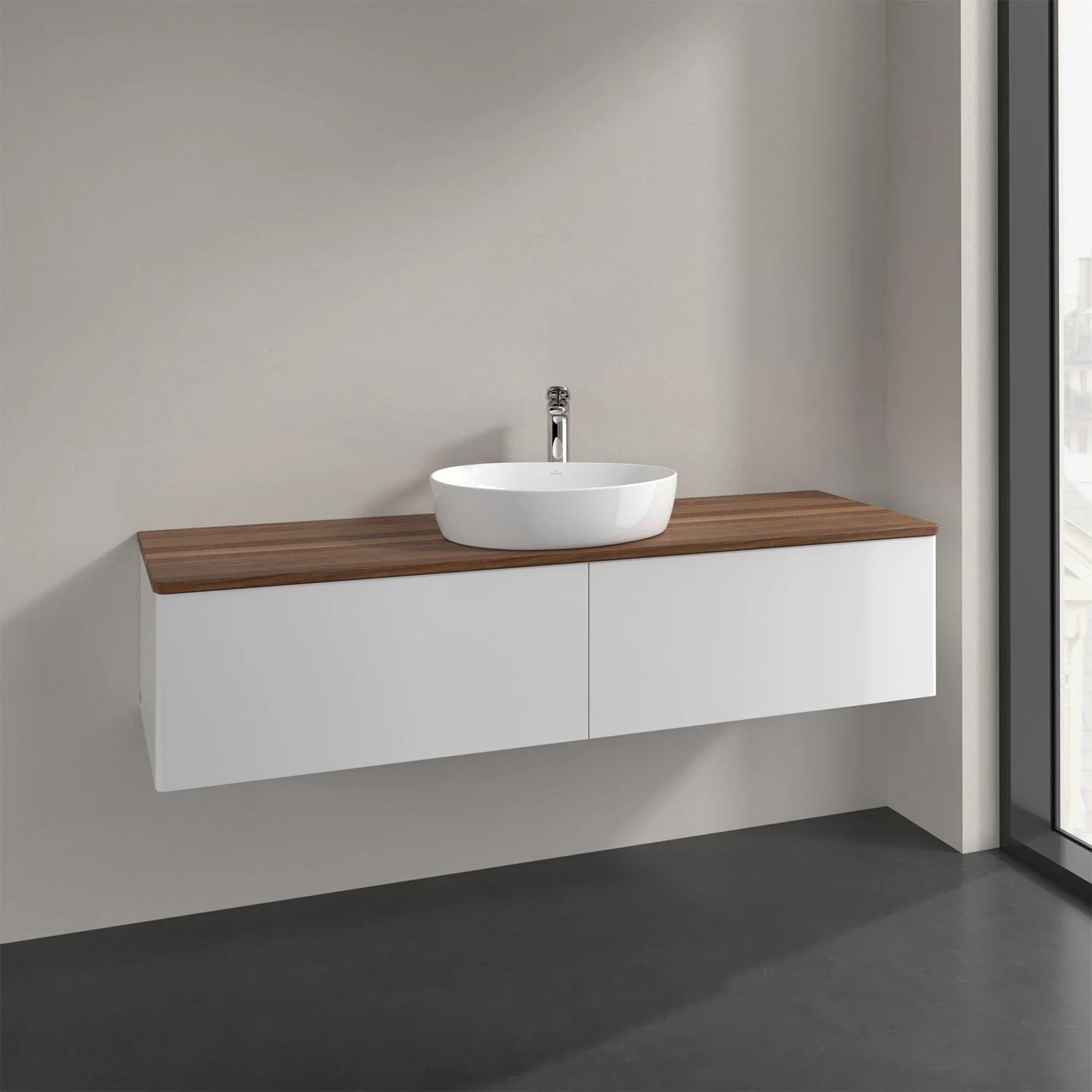 Białe meble łazienkowe z drewnianym blatem i umywalką, Villeroy & Boch