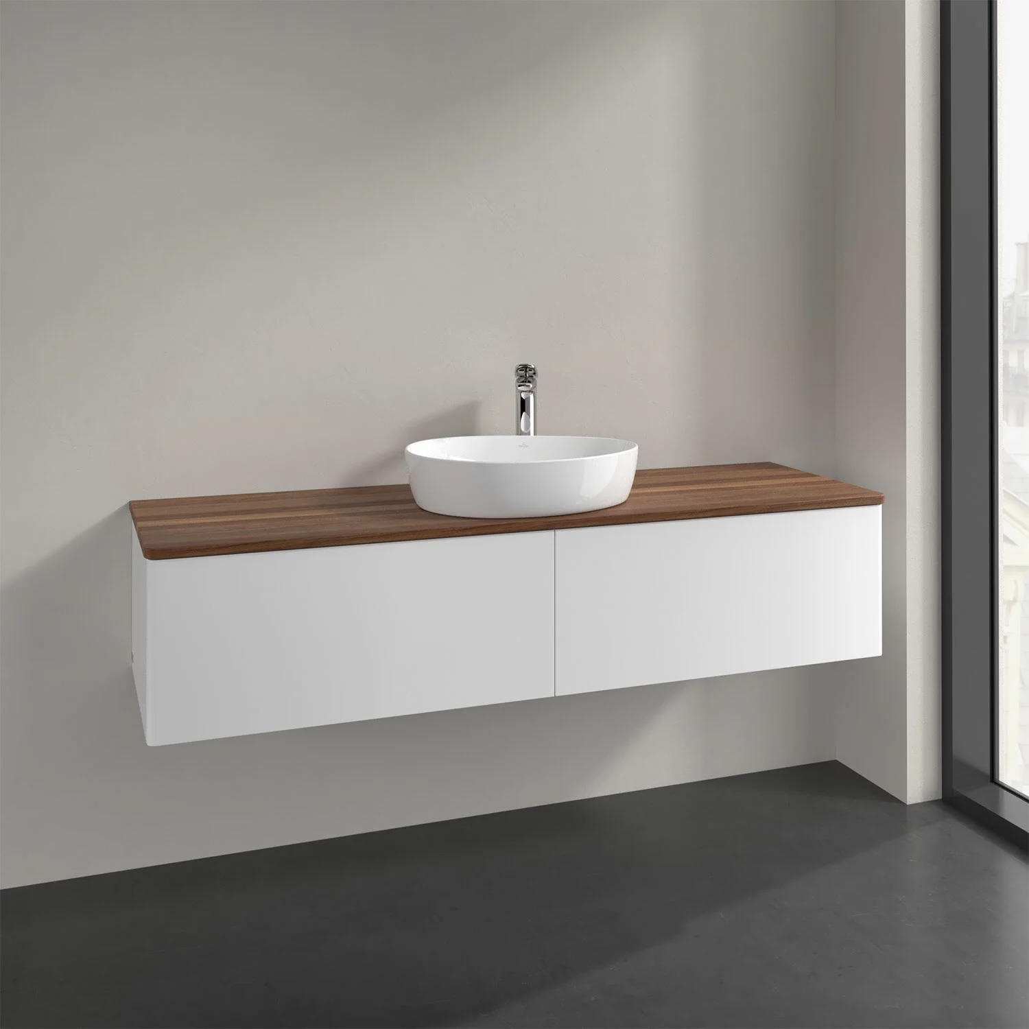 Umywalka z jasną drewnianą powierzchnią i białą umywalką, Villeroy & Boch