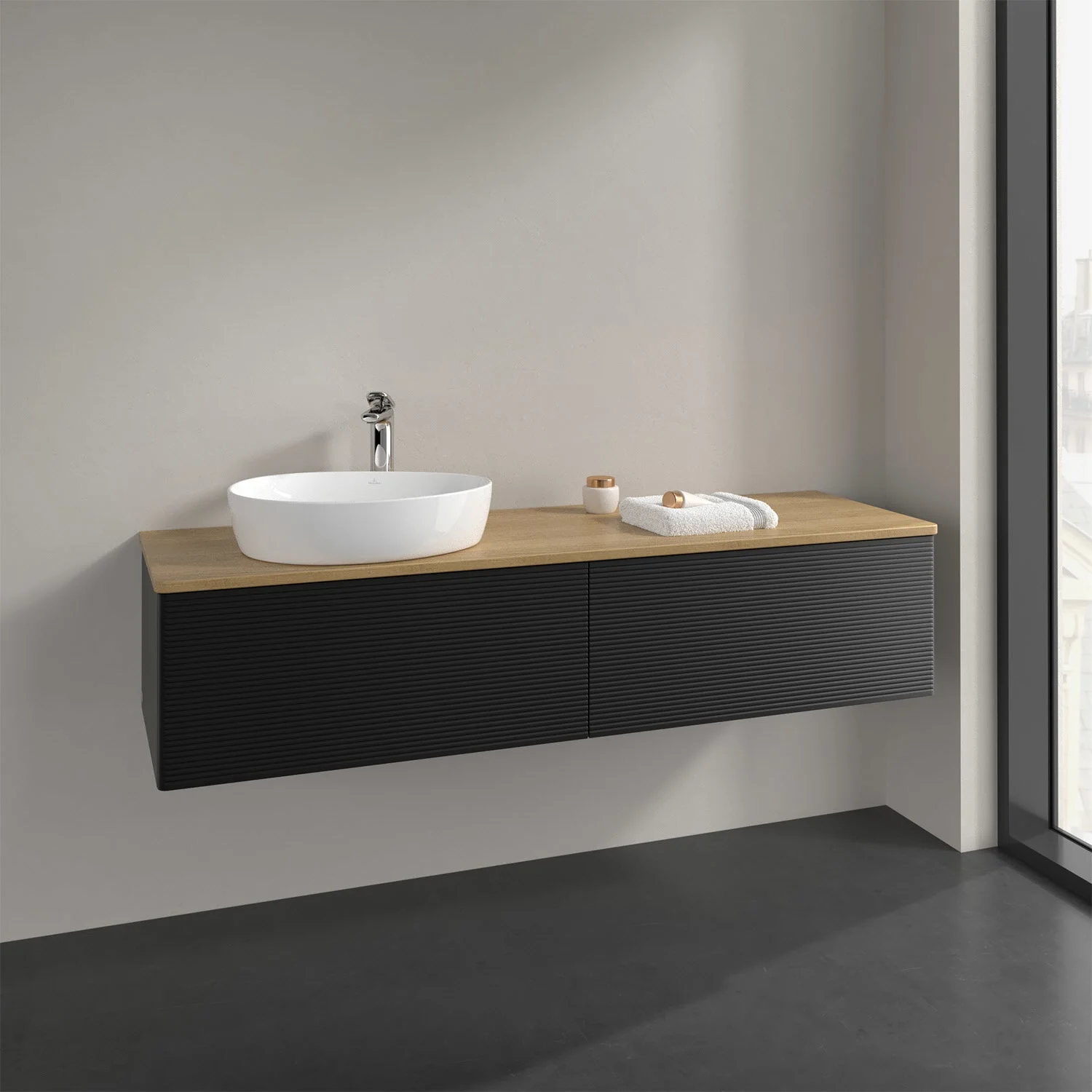 Umywalka z czarną powierzchnią w łazience, Villeroy & Boch