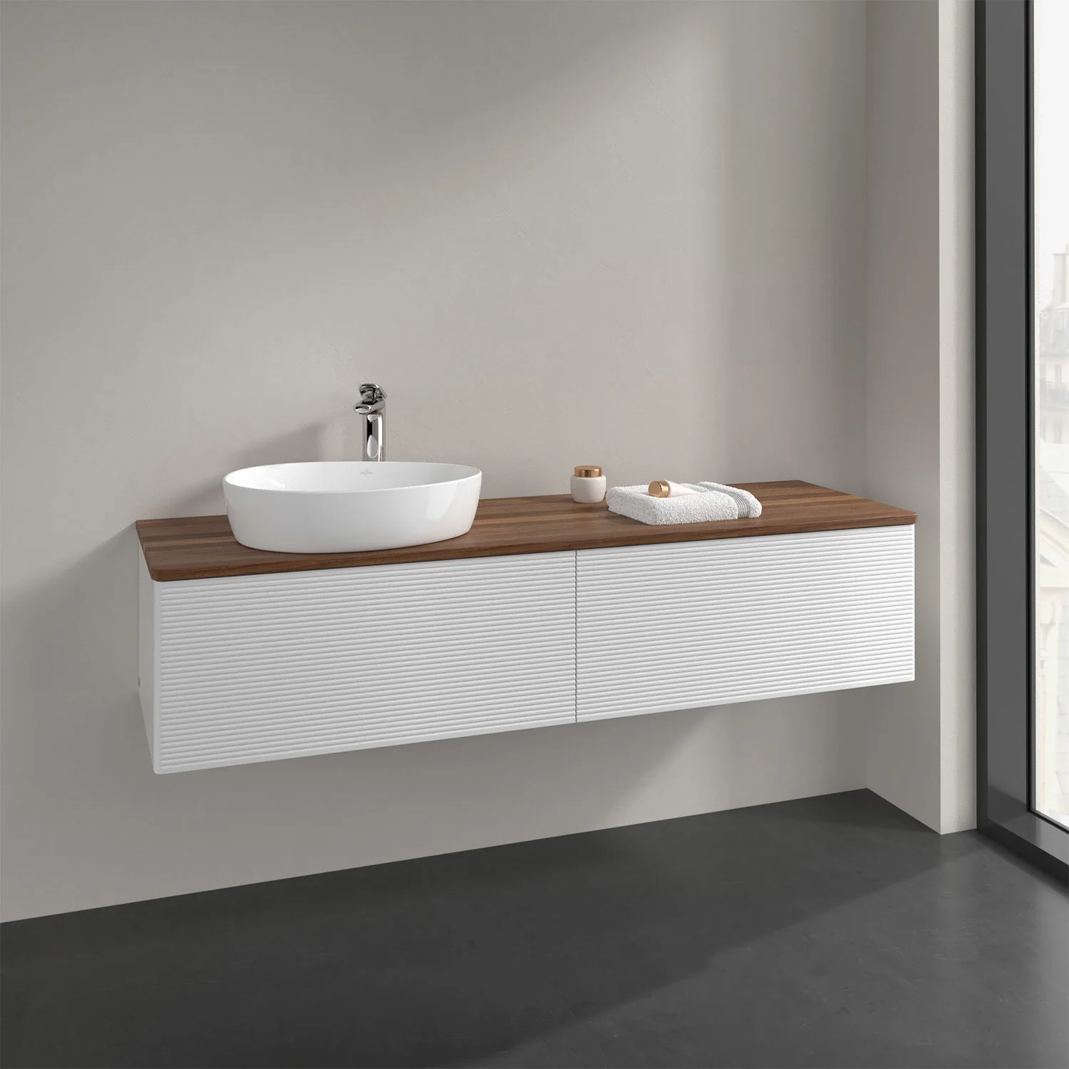 Umywalka z białą powierzchnią w łazience, Villeroy & Boch