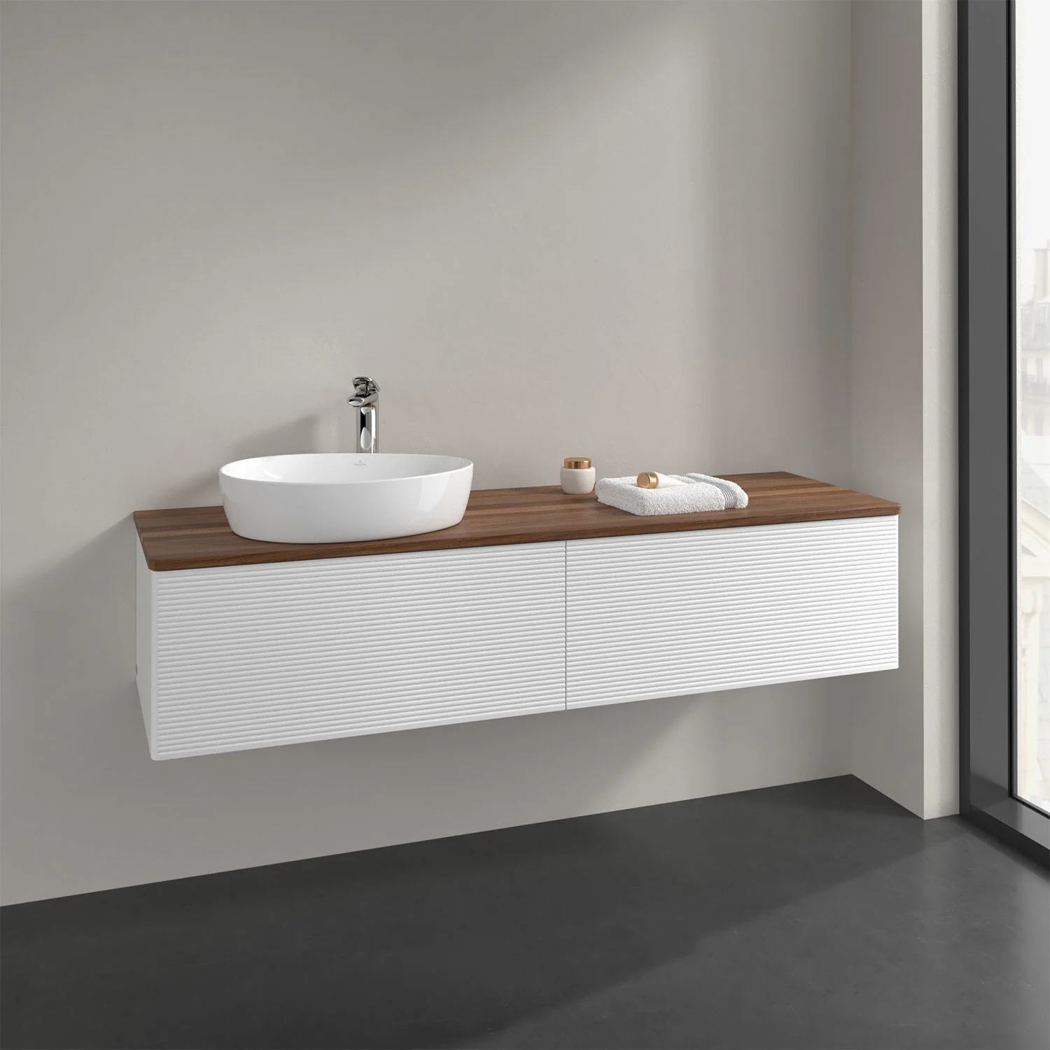 Umywalka z białą szafką w nowoczesnej łazience, Villeroy & Boch