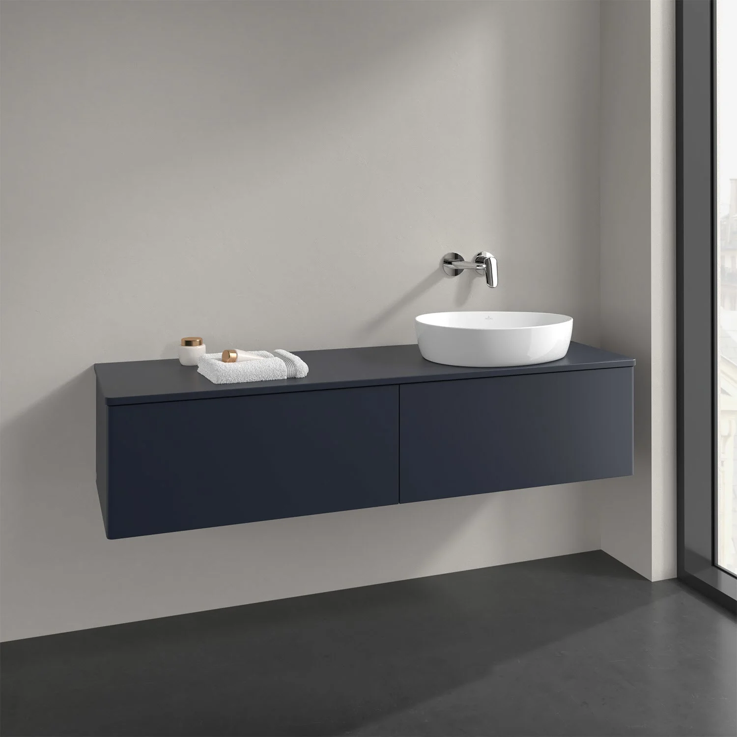 Ciemnoniebieskie meble łazienkowe z umywalką z bliska, Villeroy & Boch