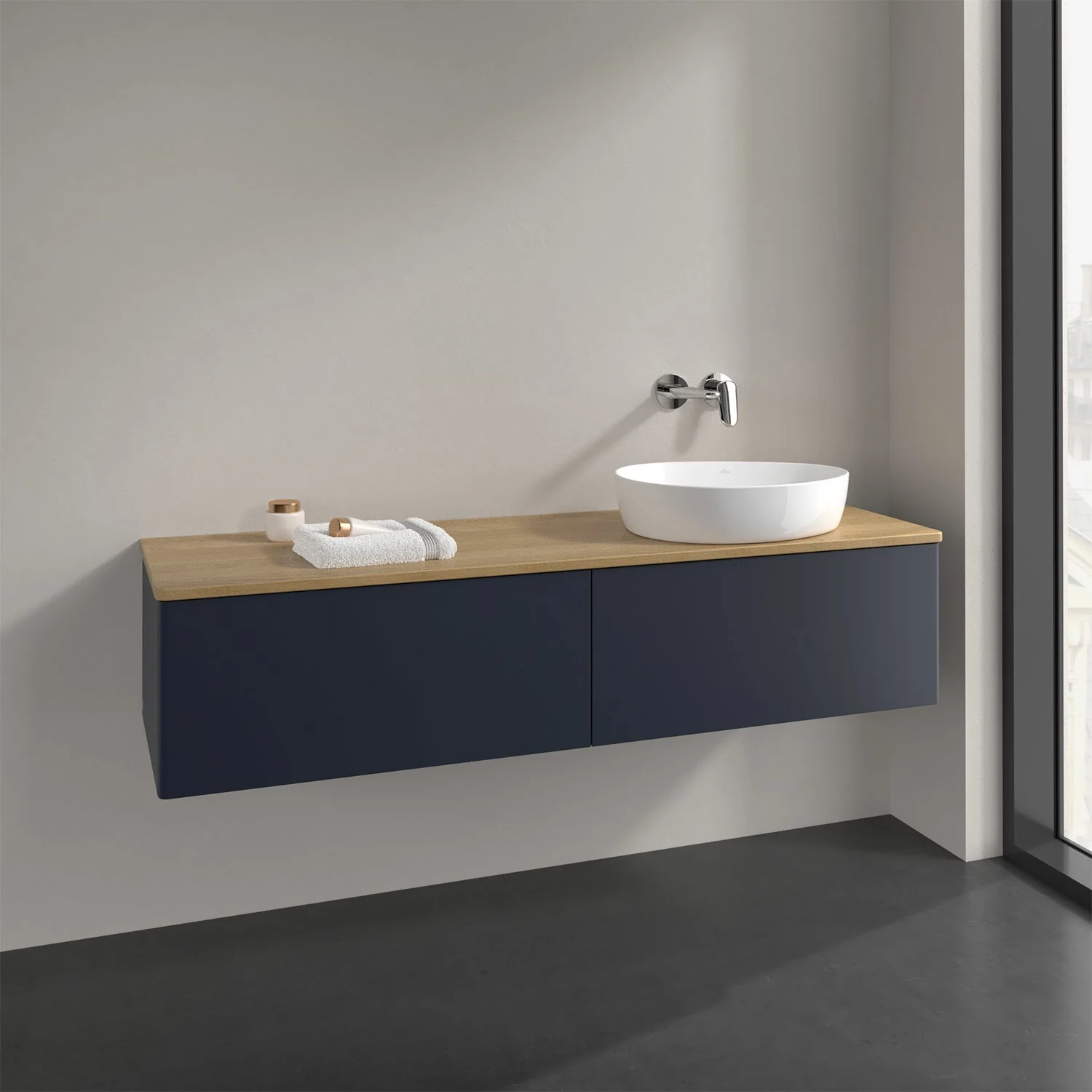 Ciemnoniebieskie meble łazienkowe z umywalką z bliska, Villeroy & Boch