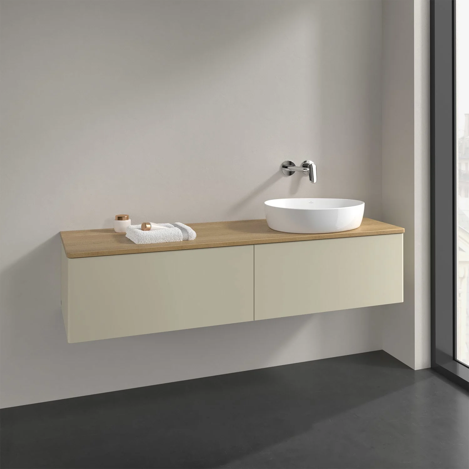 Beżowe meble łazienkowe z umywalką z bliska, Villeroy & Boch