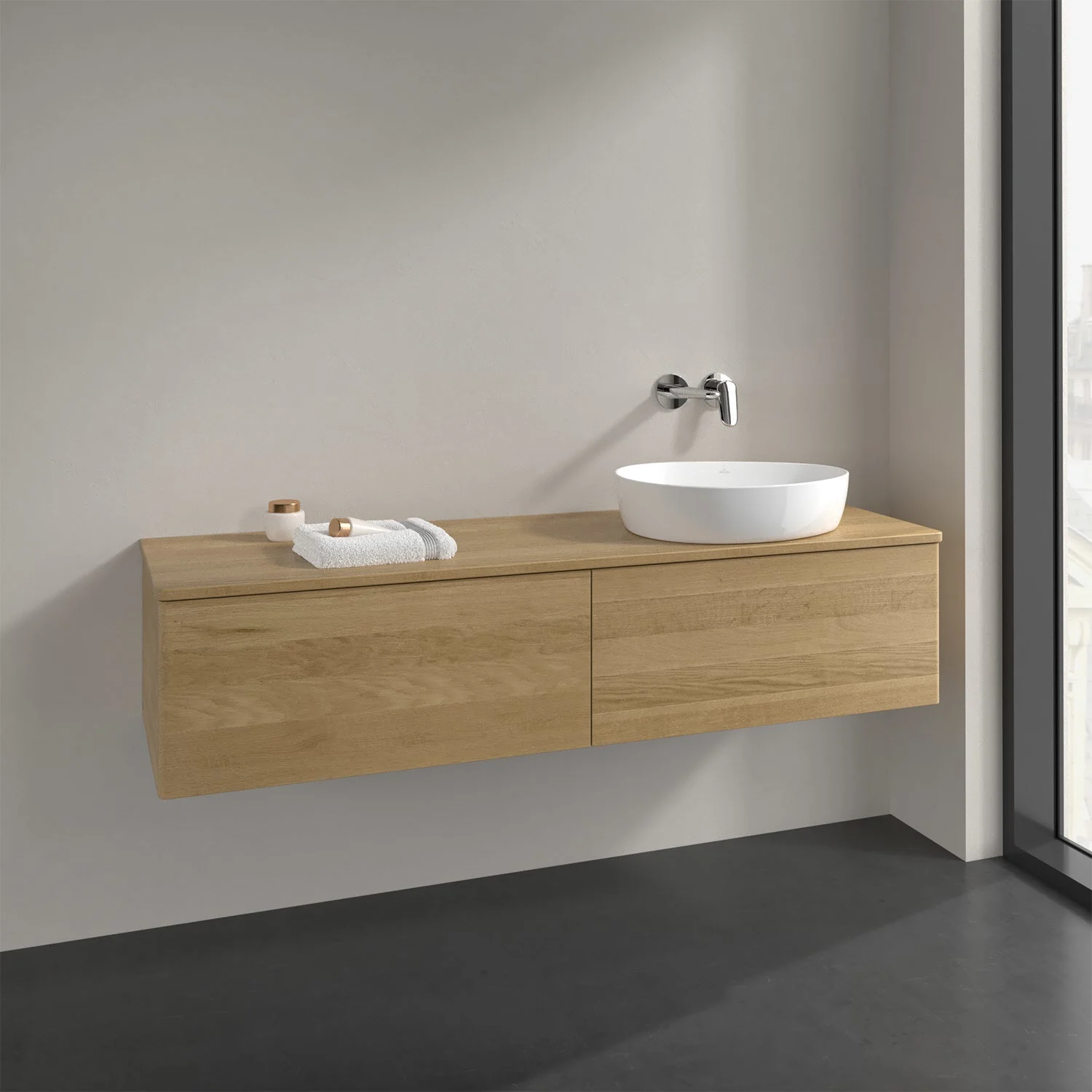 Drewniana umywalka z drewnianym blatem i białą umywalką, Villeroy & Boch