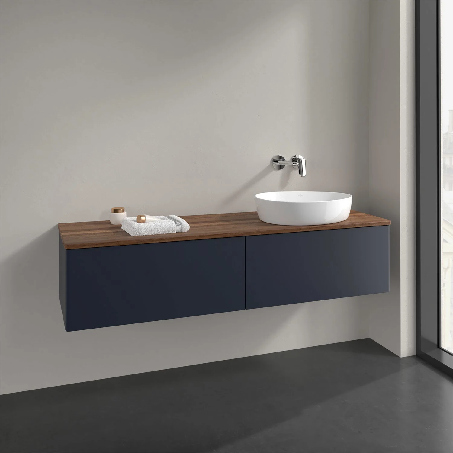 Ciemnoniebieska umywalka z białą umywalką w łazience, Villeroy & Boch