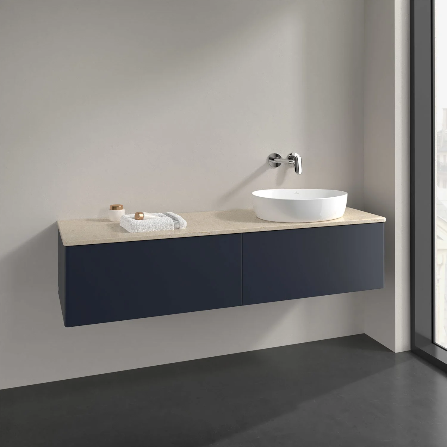 Ciemnoniebieskie meble łazienkowe z umywalką w nowoczesnej łazience, Villeroy & Boch