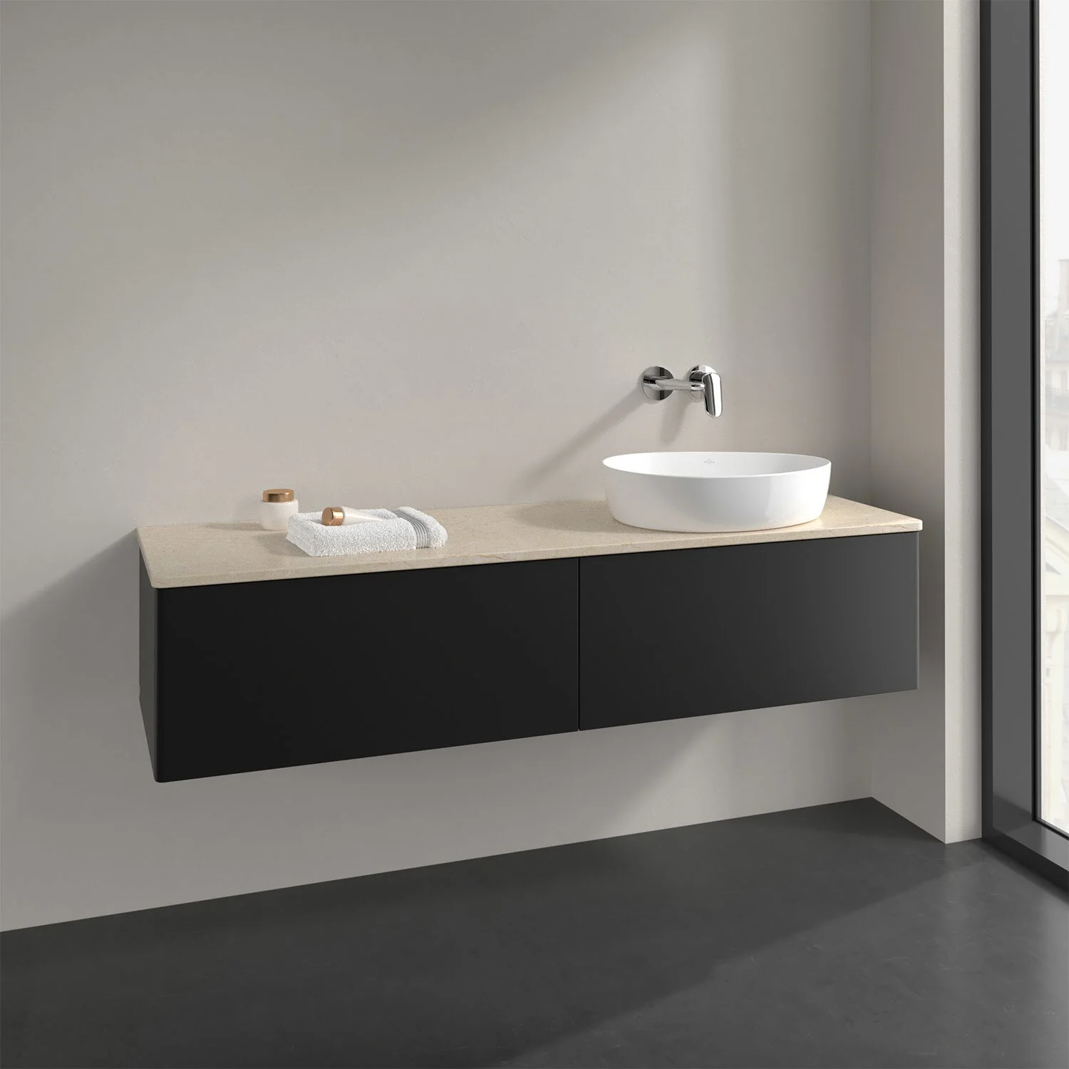 Czarne meble łazienkowe z umywalką w nowoczesnej łazience, Villeroy & Boch