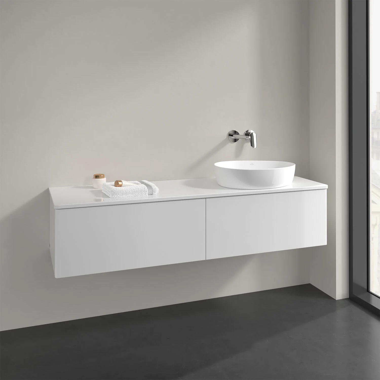Białe meble łazienkowe z umywalką w nowoczesnej łazience, Villeroy & Boch