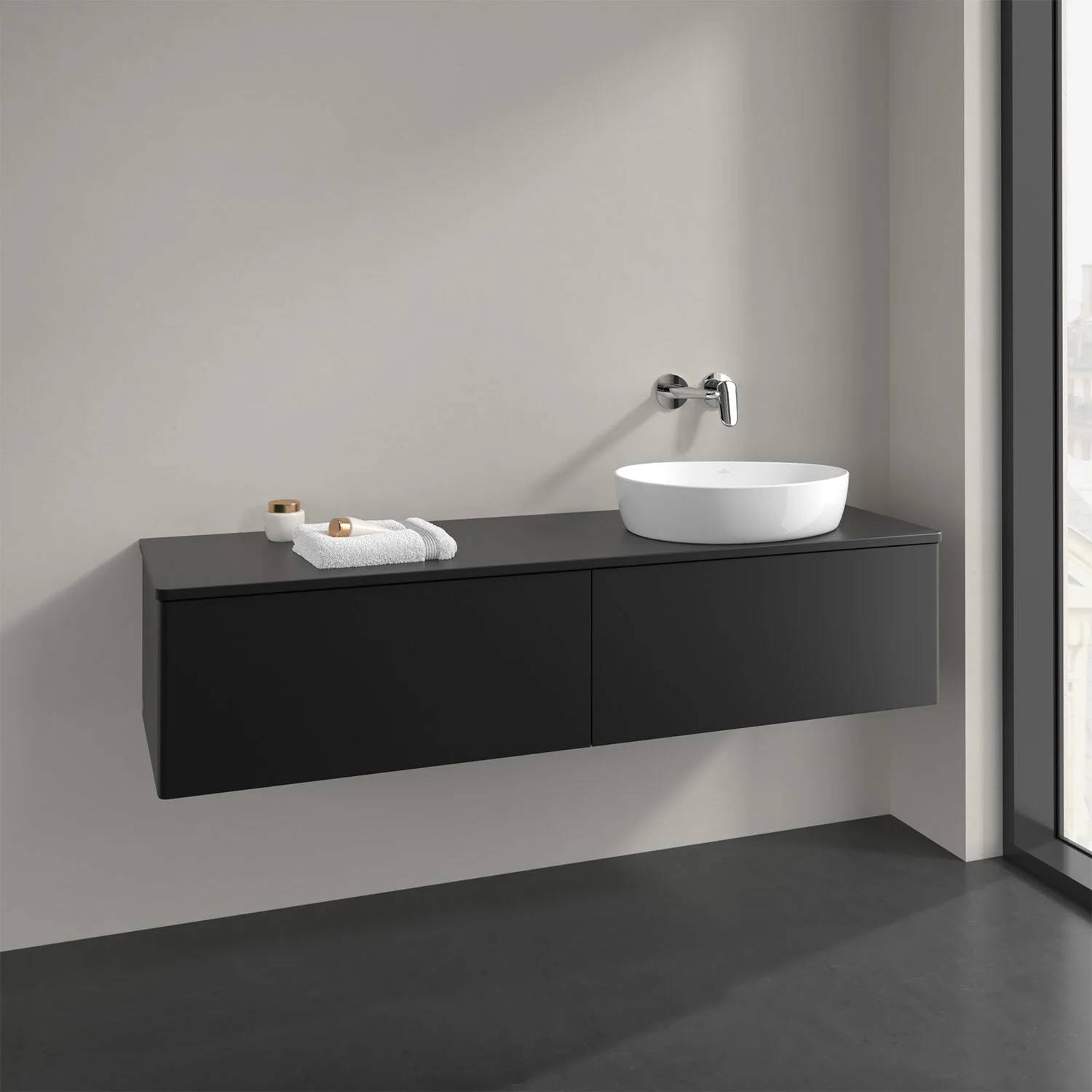 Czarne meble łazienkowe z umywalką w nowoczesnej łazience, Villeroy & Boch