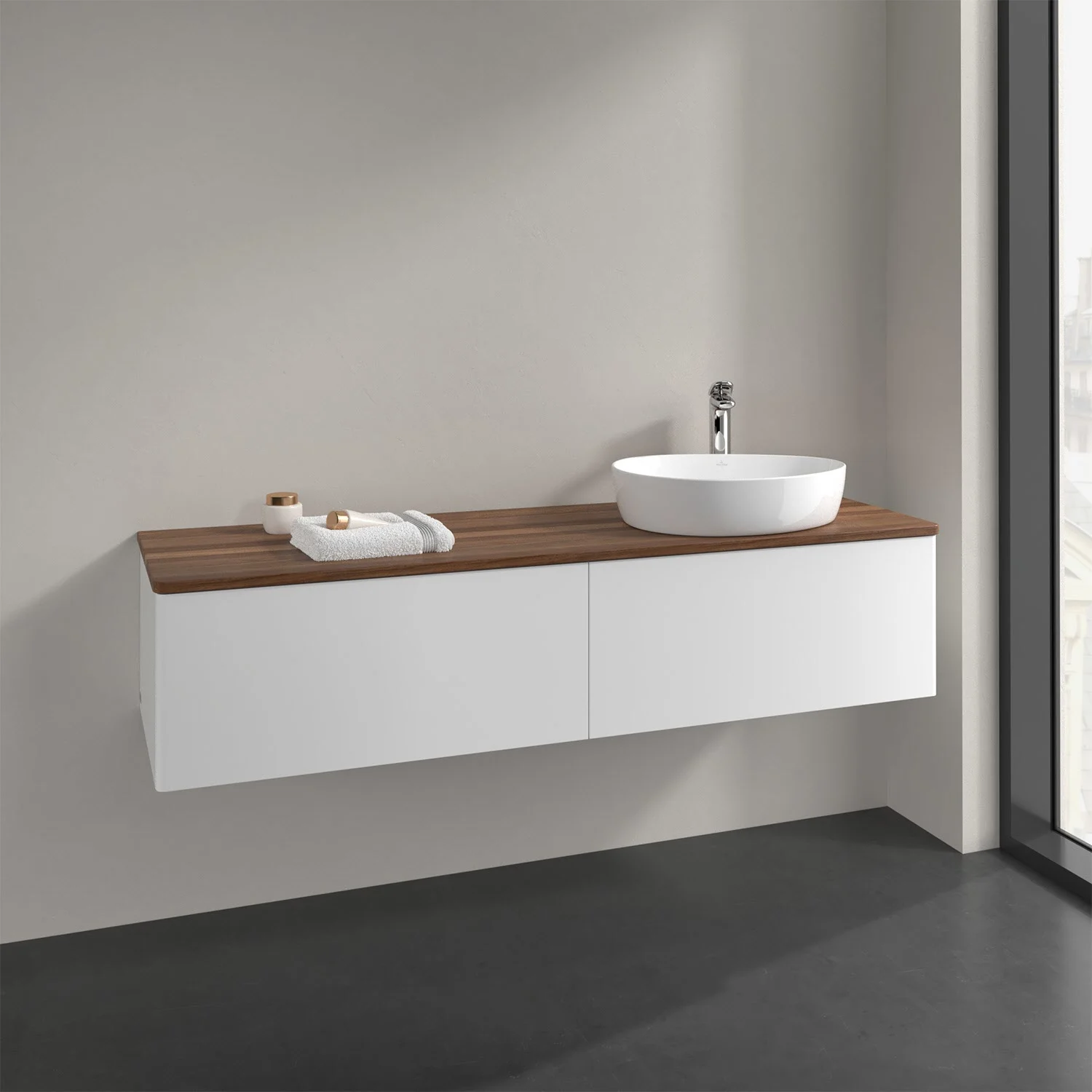 Białe meble łazienkowe z drewnianą powierzchnią i umywalką, Villeroy & Boch