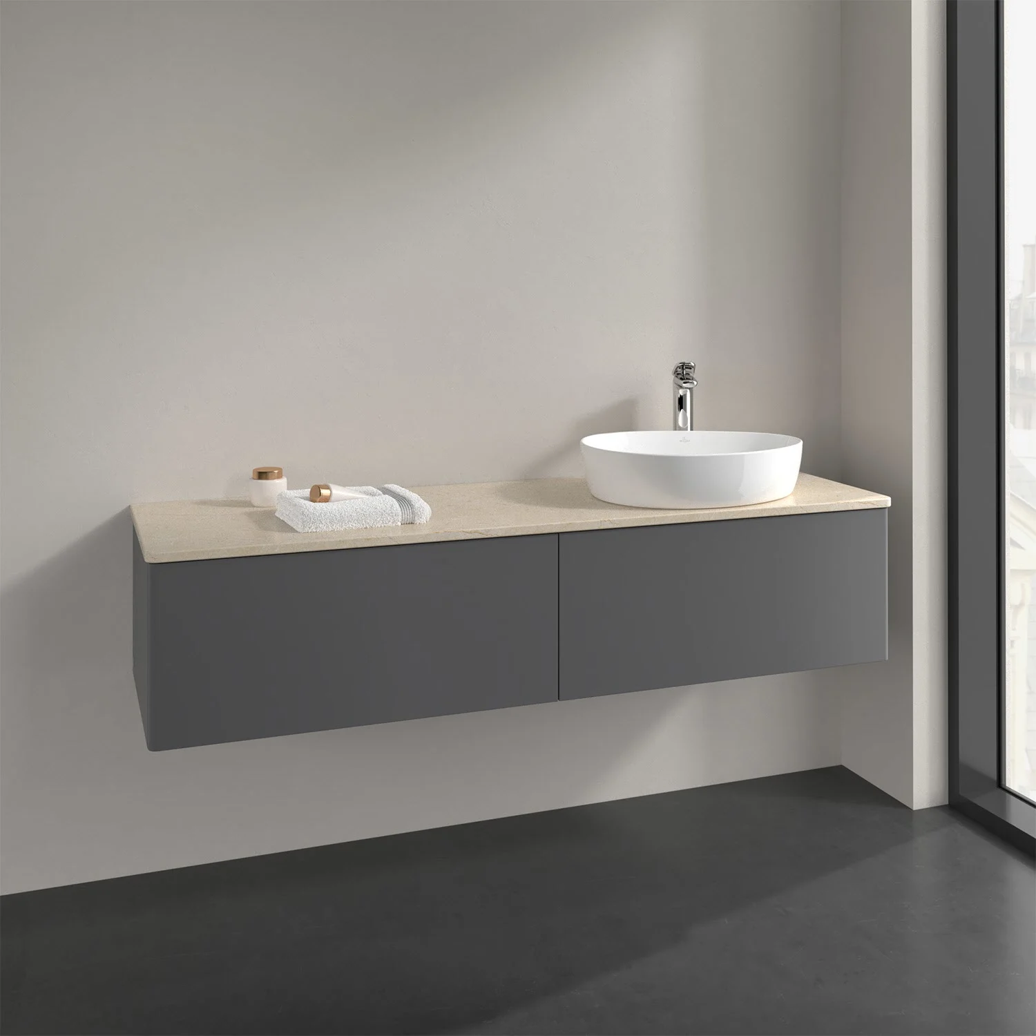 Szare meble łazienkowe z umywalką z bliska, Villeroy & Boch