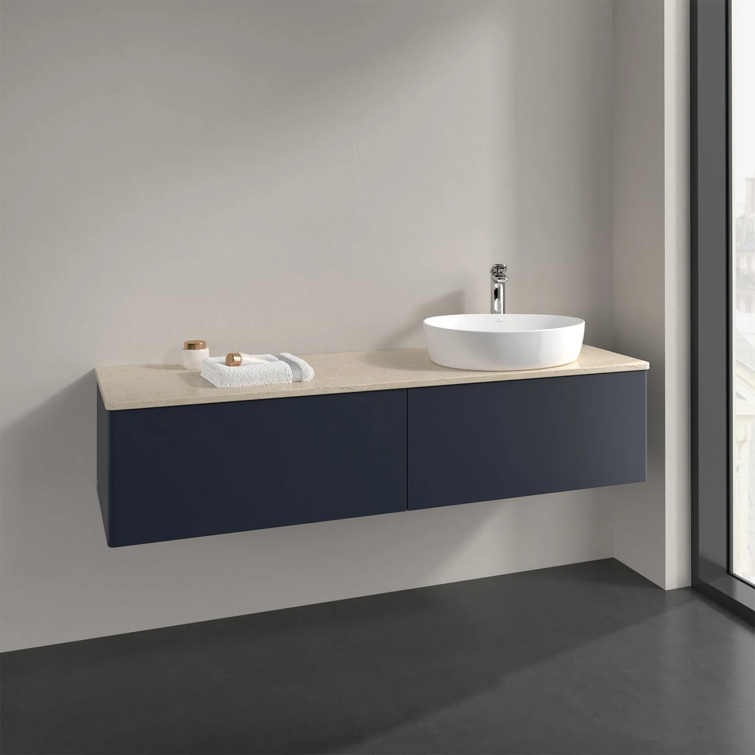 Ciemnoniebieskie meble łazienkowe z umywalką z bliska, Villeroy & Boch