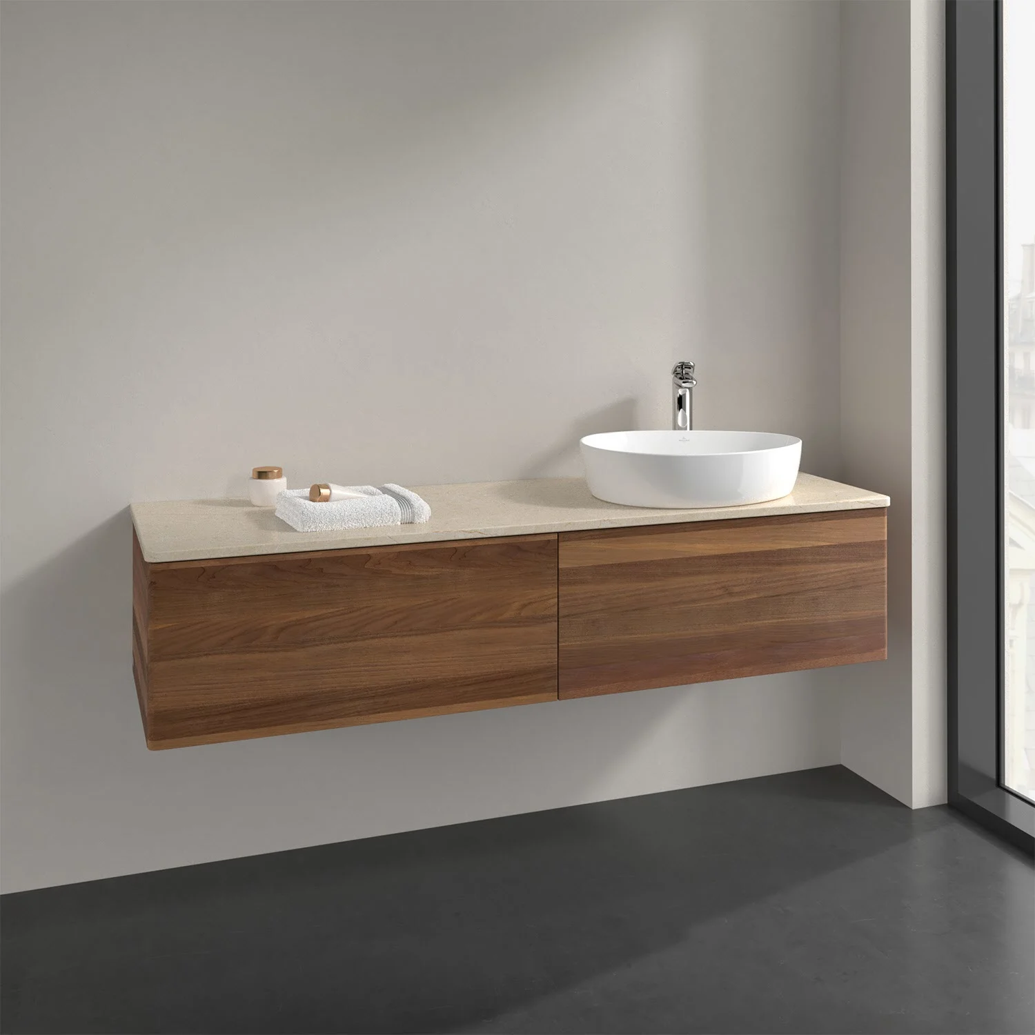 Ciemnobrązowe meble łazienkowe z umywalką z bliska, Villeroy & Boch