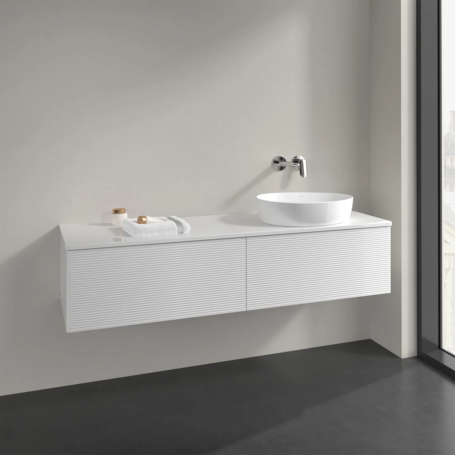 Białe meble łazienkowe z umywalką w nowoczesnej łazience, Villeroy & Boch