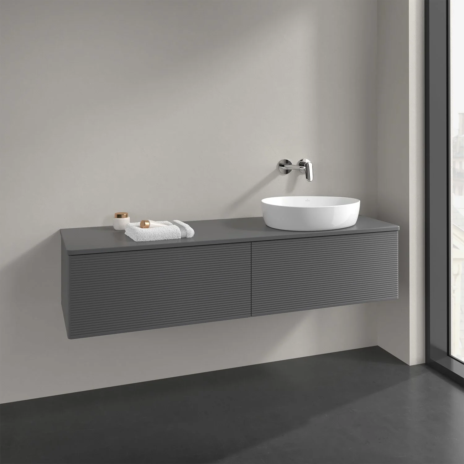 Szare meble łazienkowe z umywalką w nowoczesnej łazience, Villeroy & Boch
