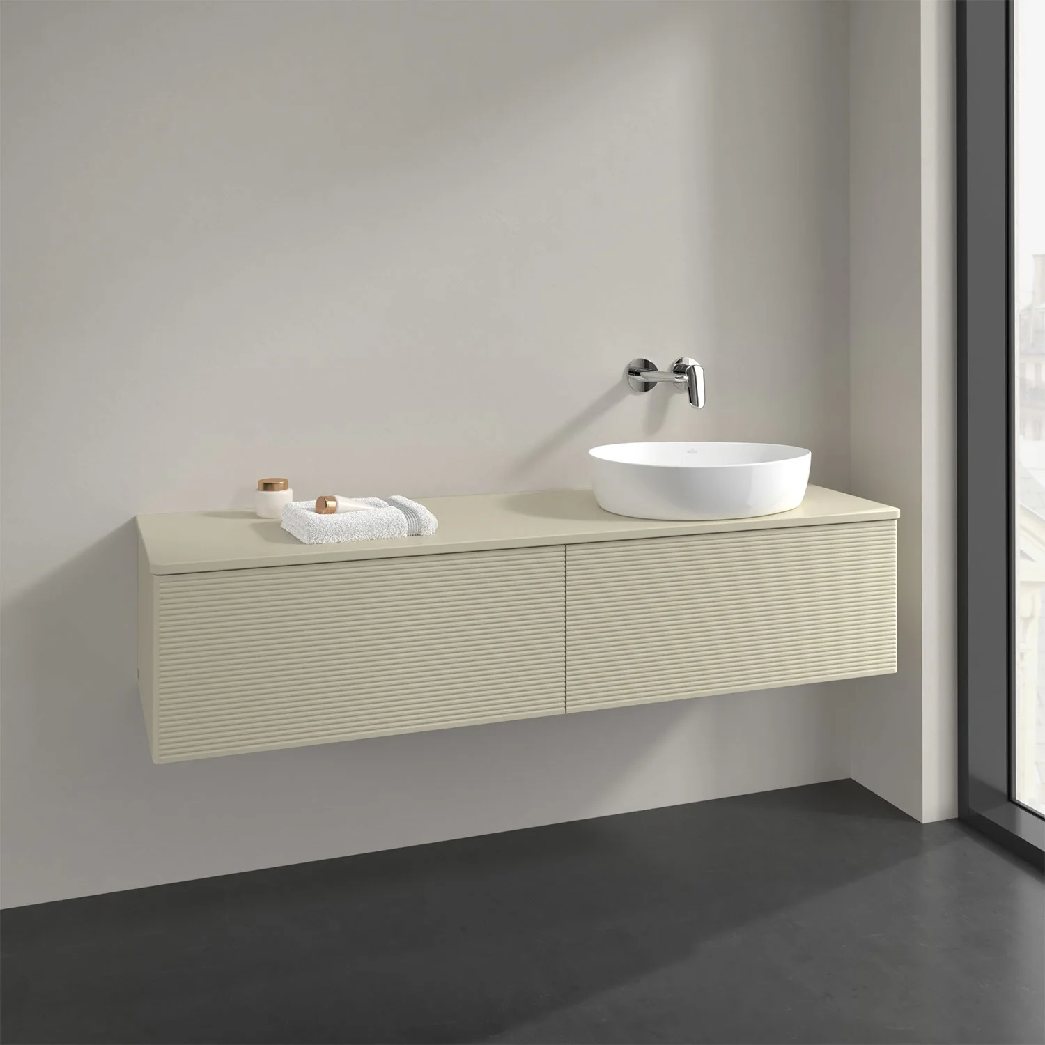 Kremowe meble łazienkowe z kremowym blatem i umywalką, Villeroy & Boch