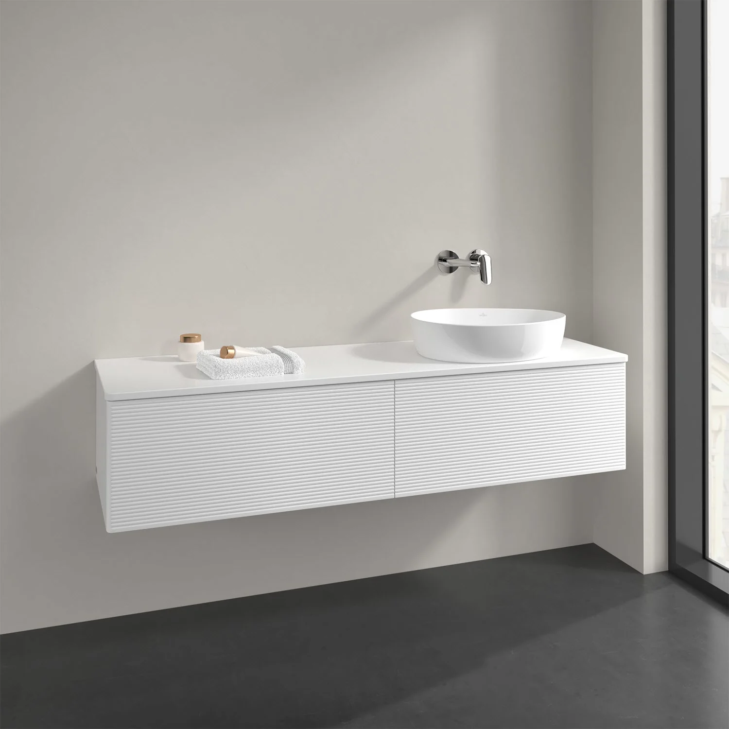 Białe meble łazienkowe z białym blatem i umywalką, Villeroy & Boch