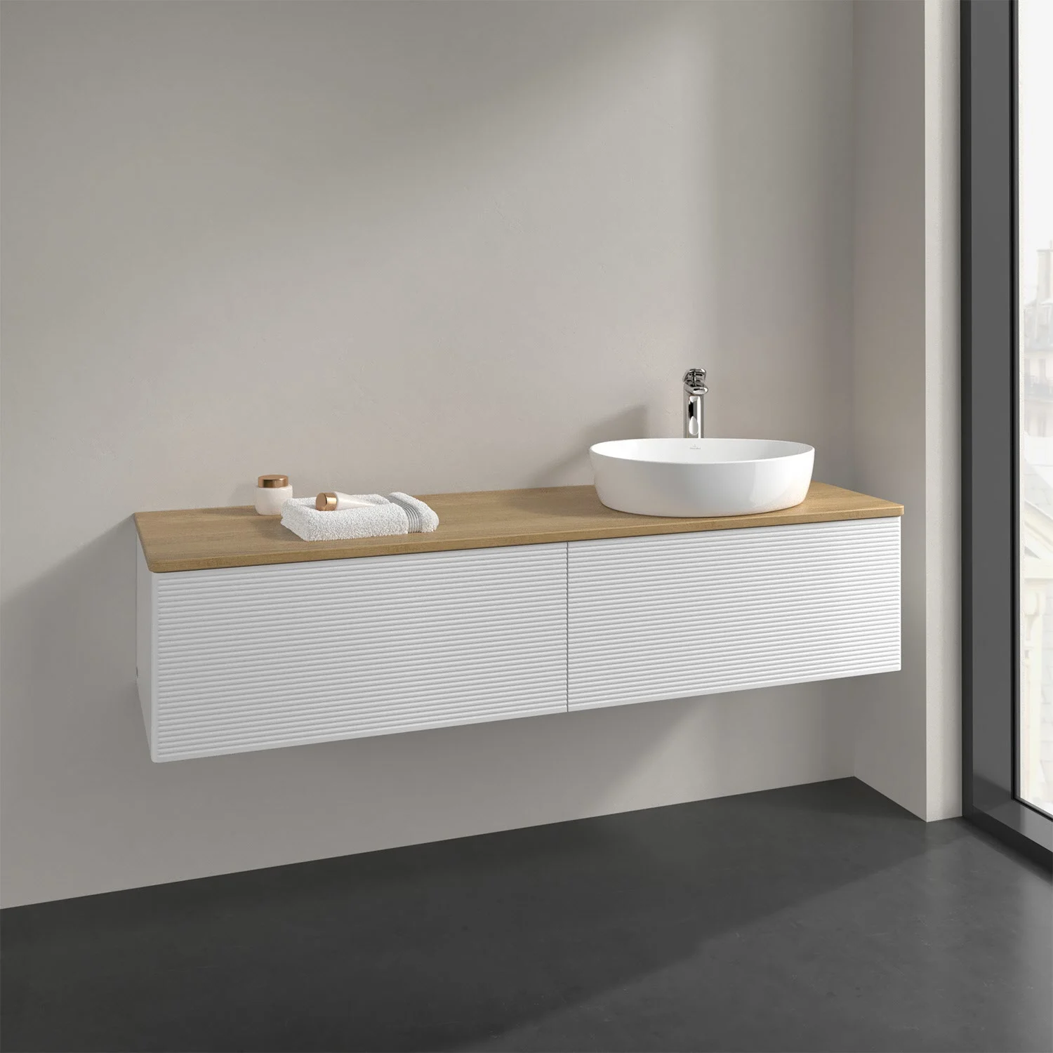 Białe meble łazienkowe z drewnianym blatem i umywalką, Villeroy & Boch