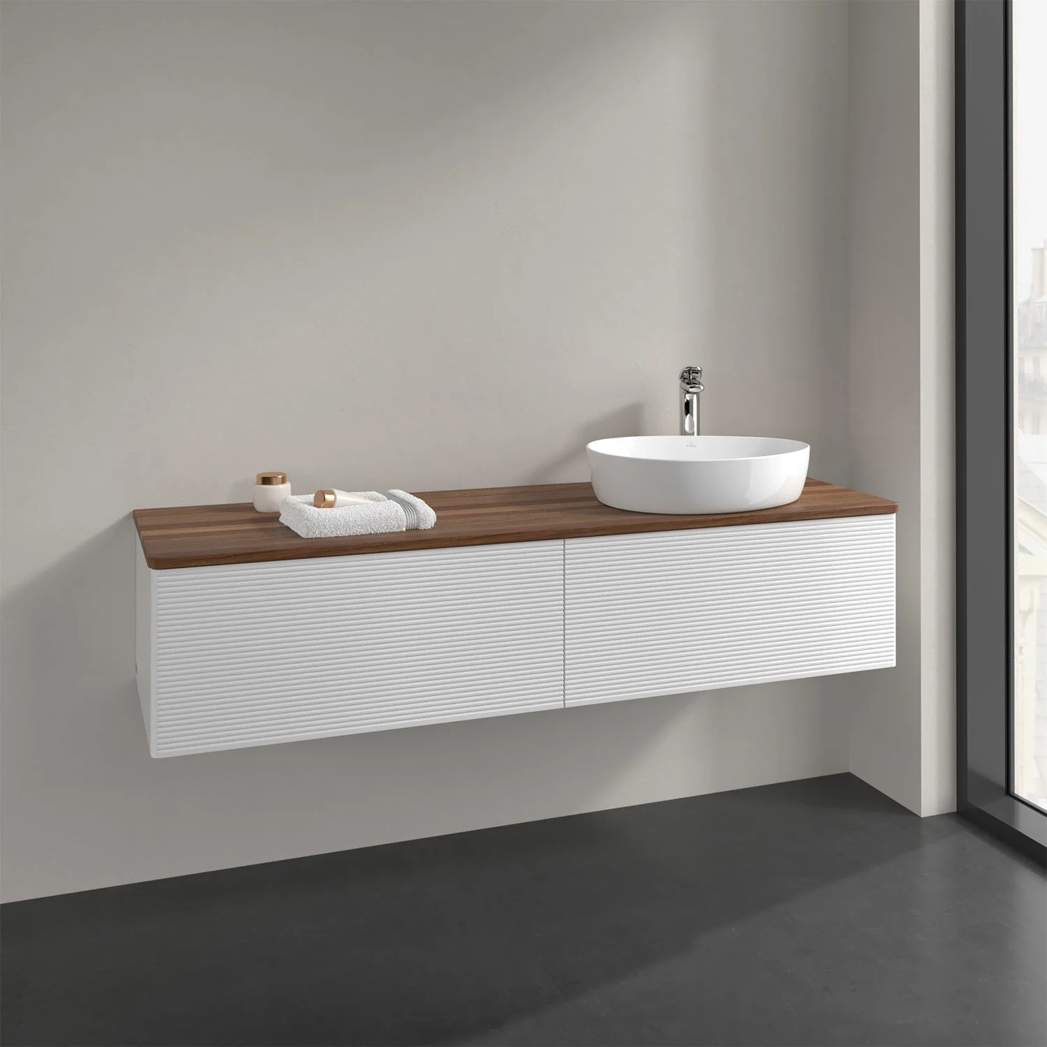 Umywalka z białą szafką w nowoczesnej łazience, Villeroy & Boch