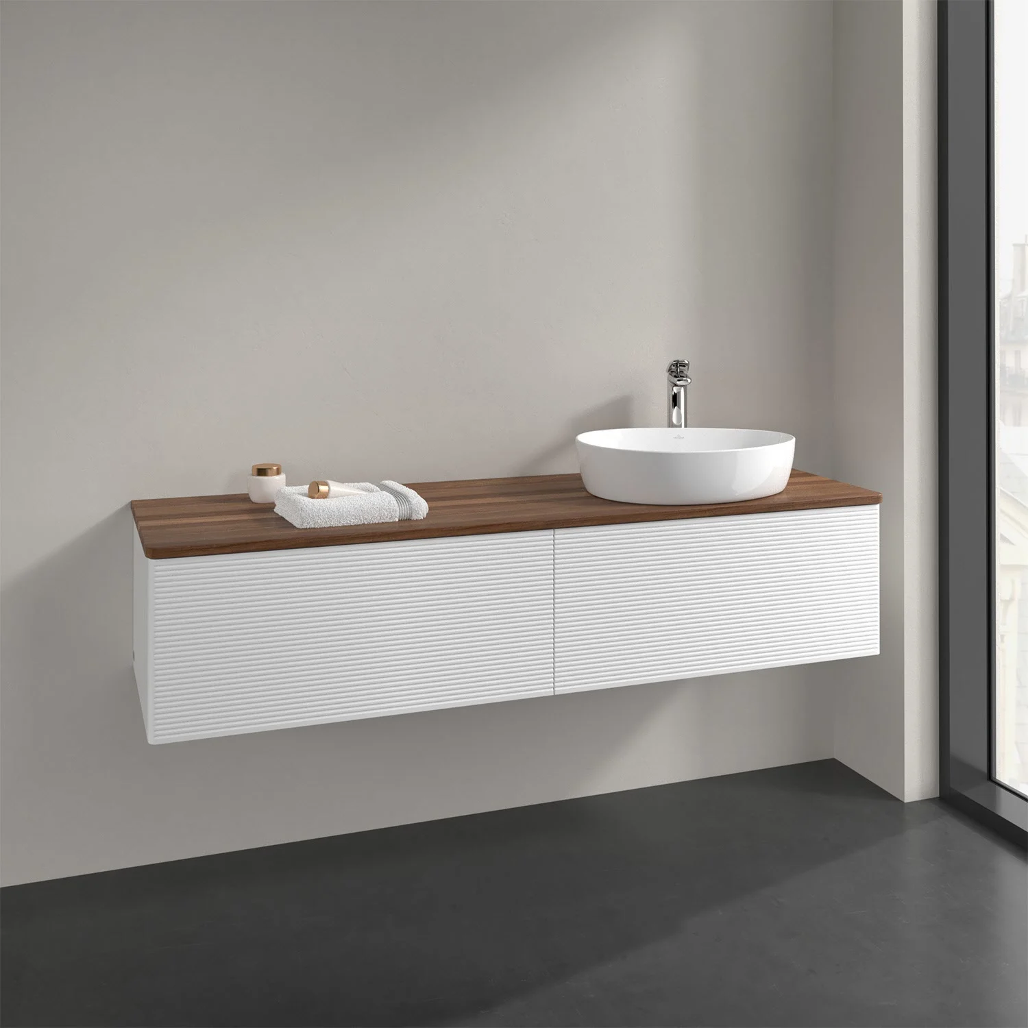 Białe meble łazienkowe z drewnianym blatem i umywalką, Villeroy & Boch