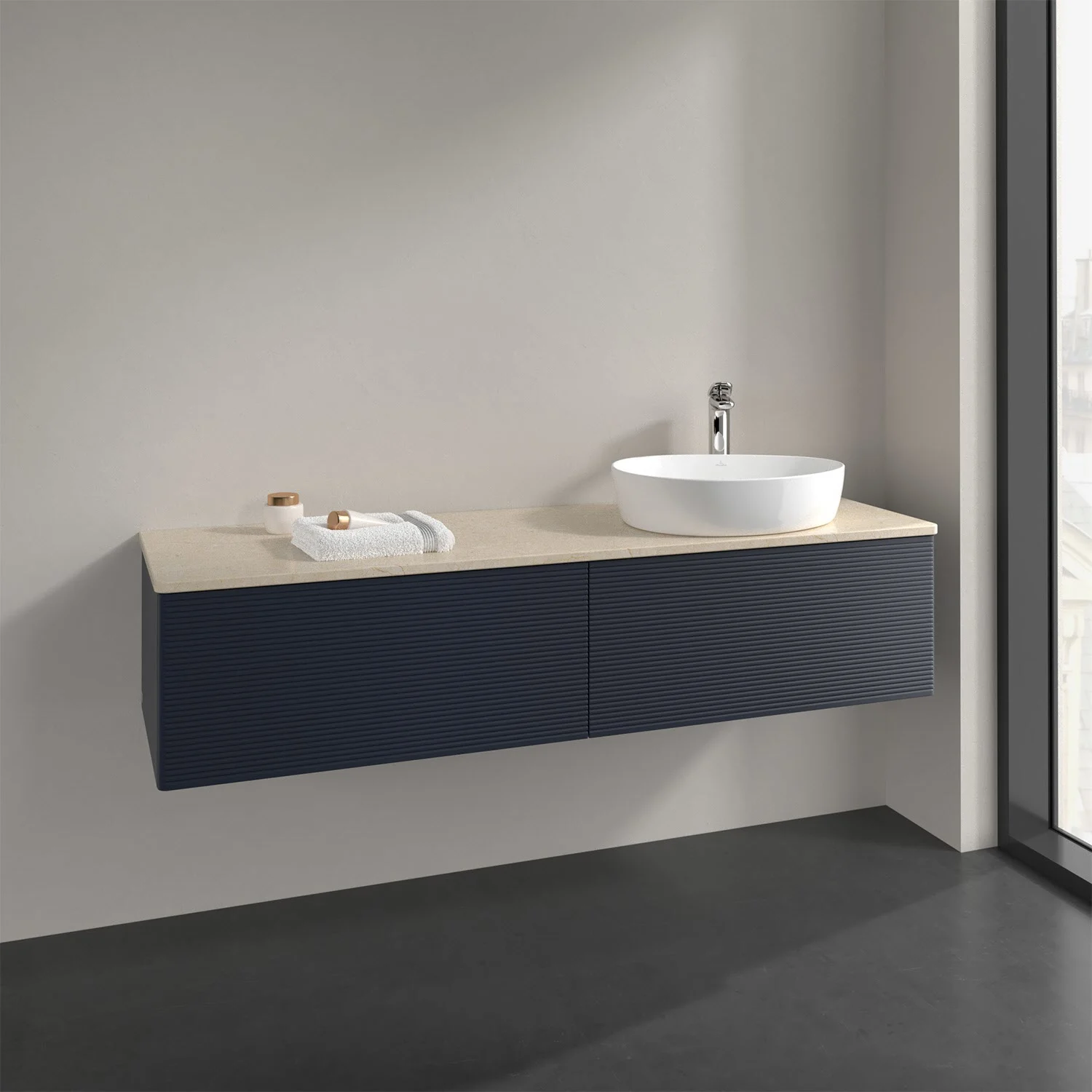 Czarne meble łazienkowe z umywalką z bliska, Villeroy & Boch