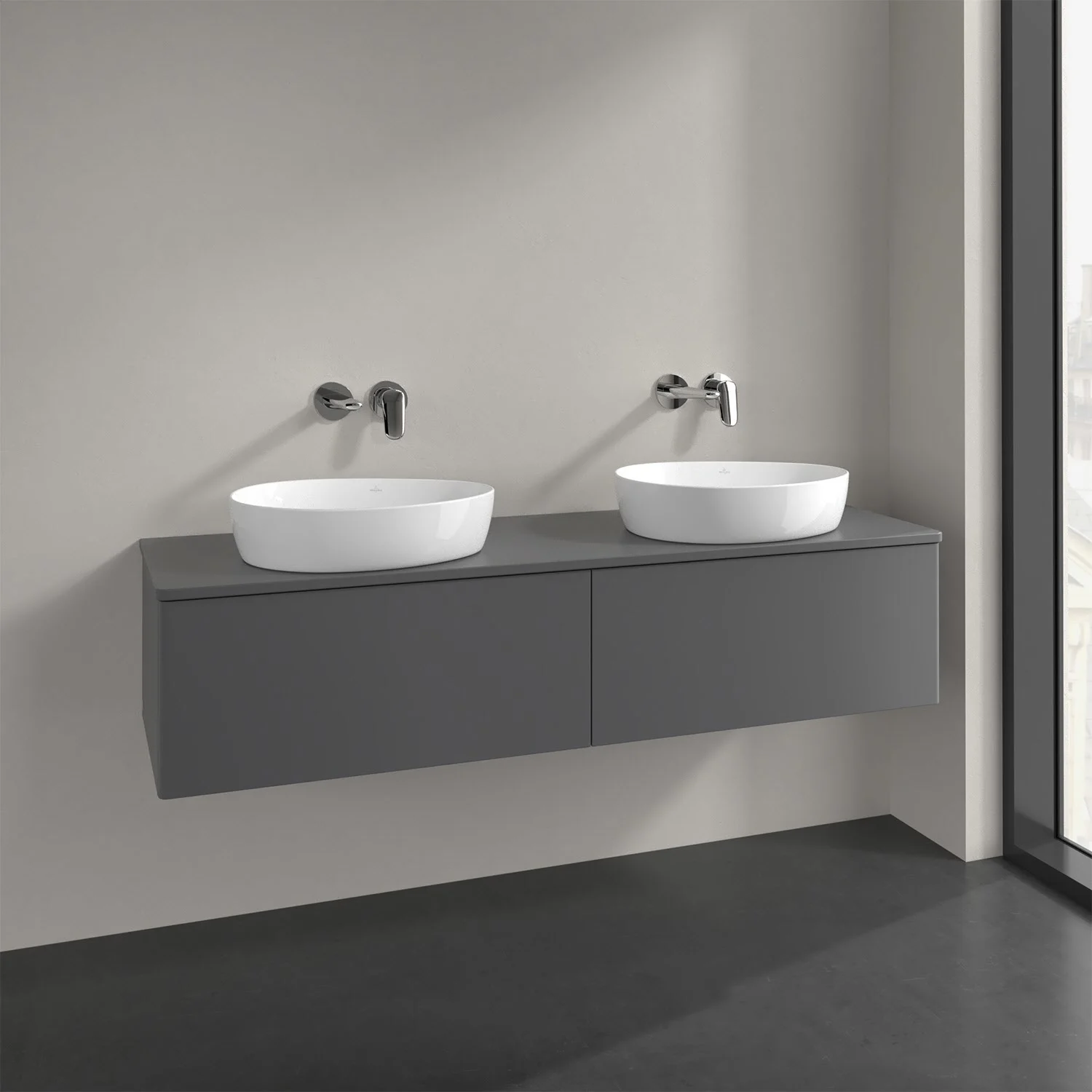 Szara podwójna umywalka z bateriami ściennymi w łazience, Villeroy & Boch