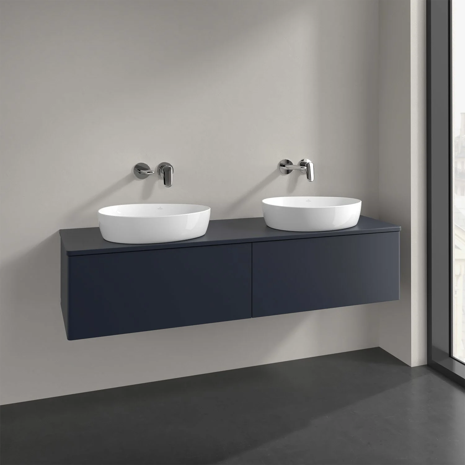 Niebieska podwójna umywalka z bateriami ściennymi w łazience, Villeroy & Boch