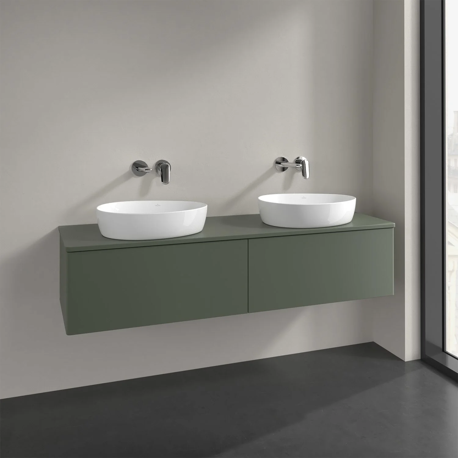 Zielona podwójna umywalka z bateriami ściennymi w łazience, Villeroy & Boch