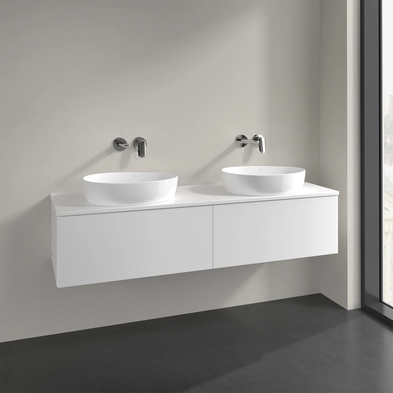Biała podwójna umywalka z bateriami ściennymi w łazience, Villeroy & Boch