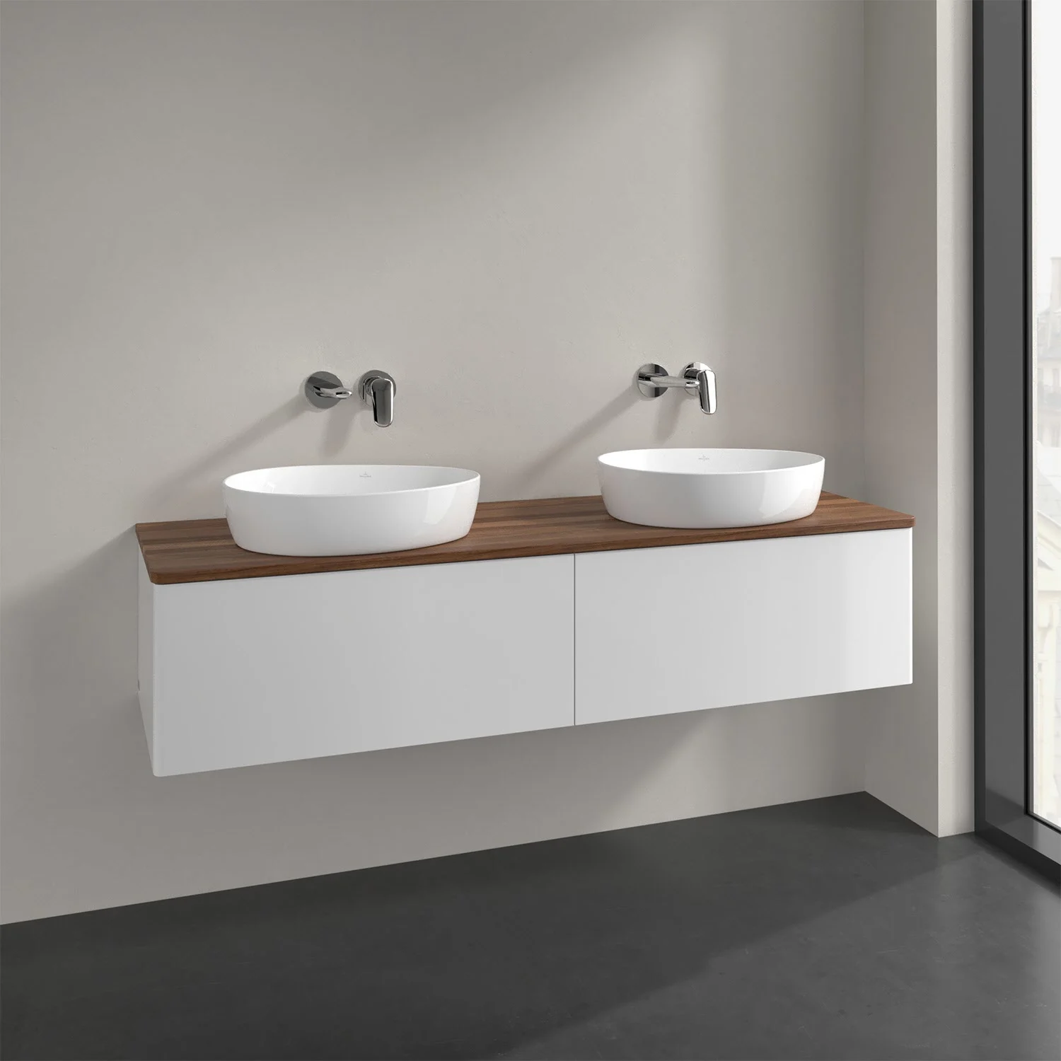 Podwójna umywalka z białą szafką w łazience, Villeroy & Boch