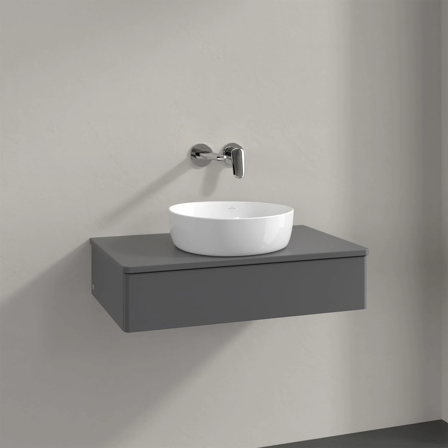 Szara umywalka z baterią ścienną z bliska, Villeroy & Boch