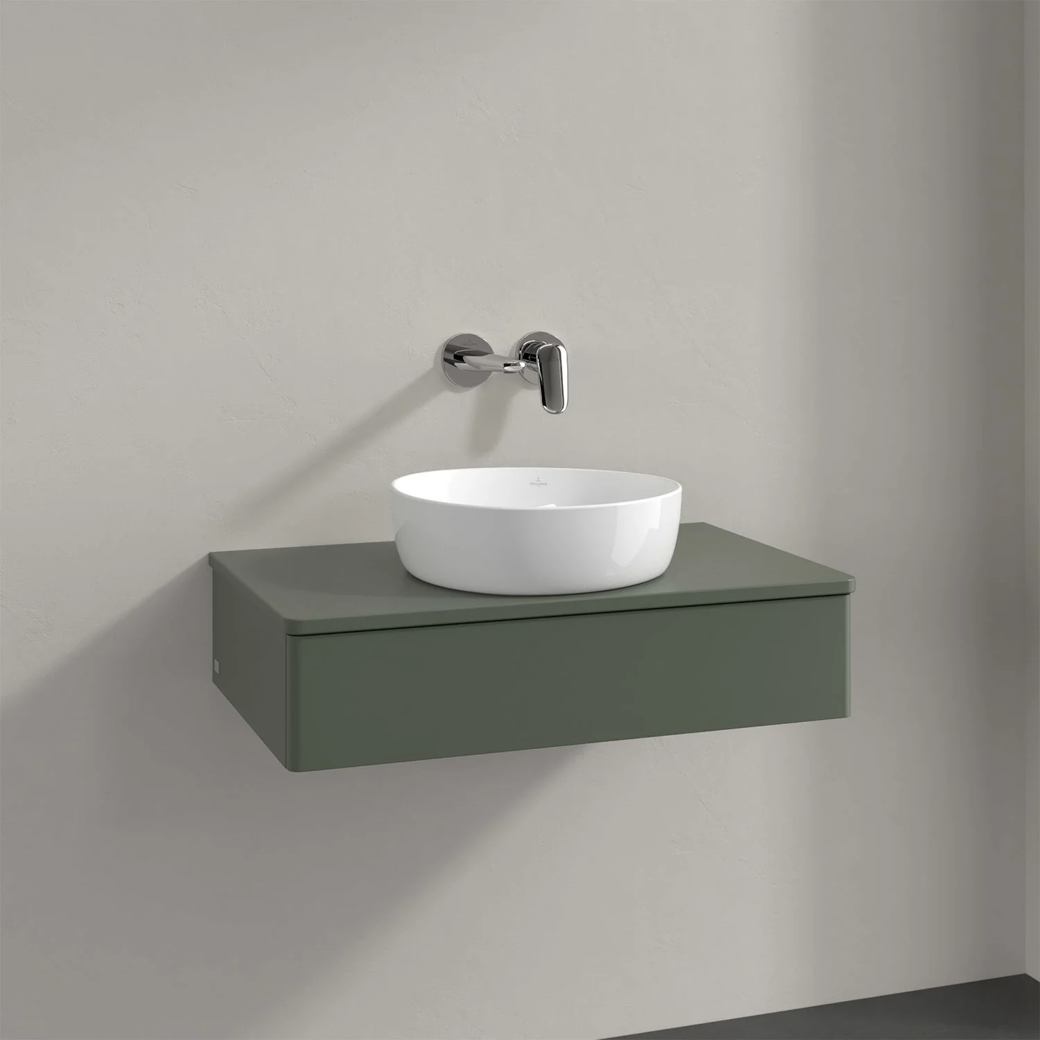 Zielona umywalka z baterią ścienną z bliska, Villeroy & Boch